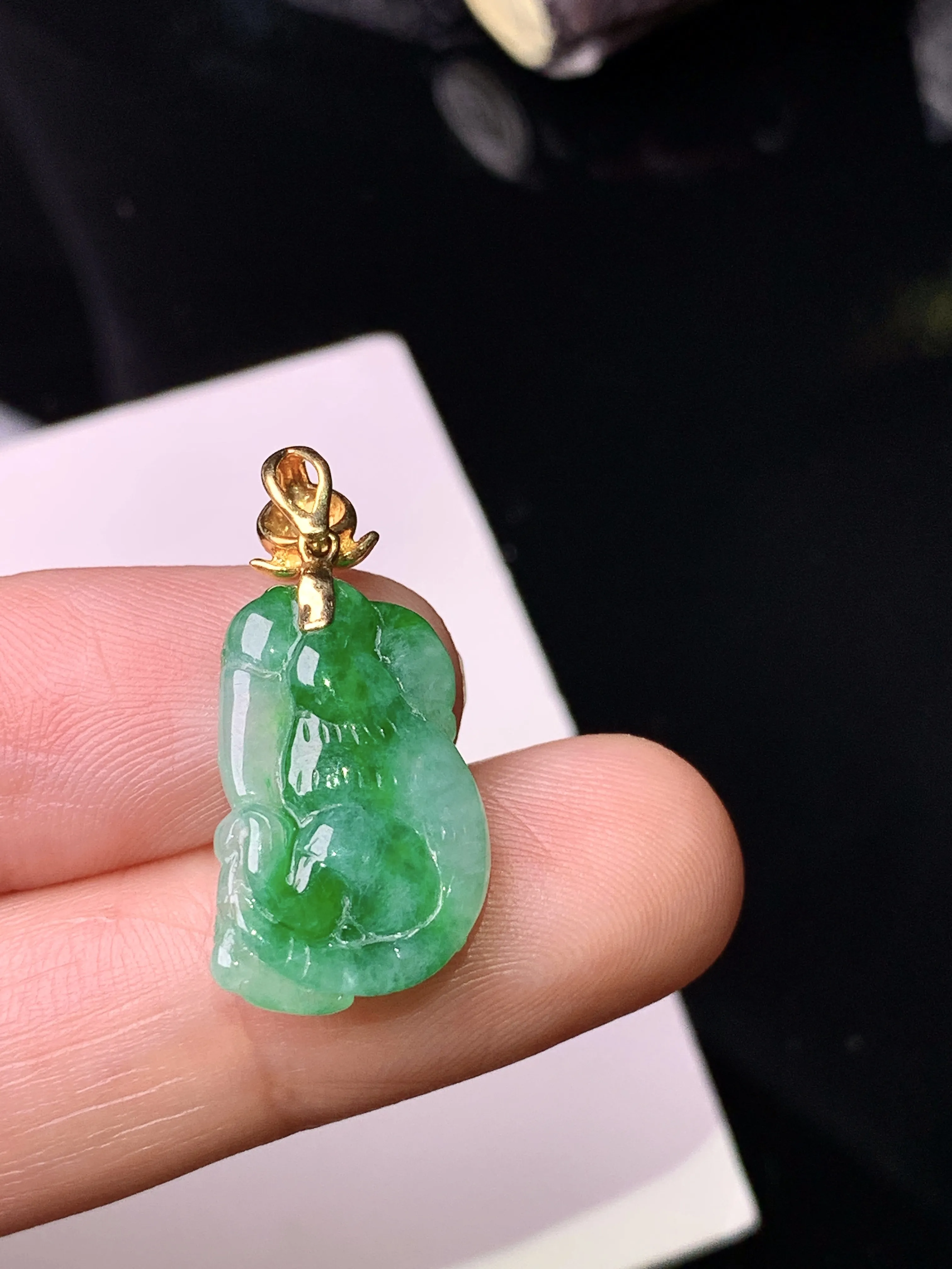 18k金镶嵌飘绿猴子吊坠 玉质细腻 色泽清新艳丽 整体尺寸25.7*12*4.6