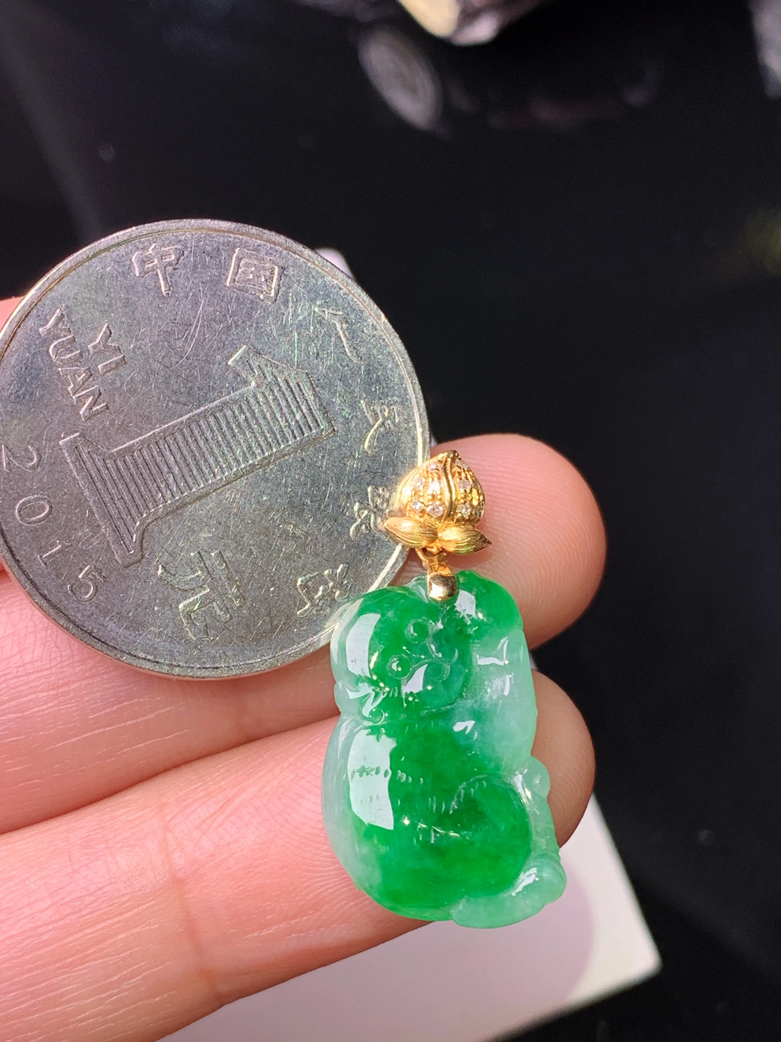 18k金镶嵌飘绿猴子吊坠 玉质细腻 色泽清新艳丽 整体尺寸25.7*12*4.6