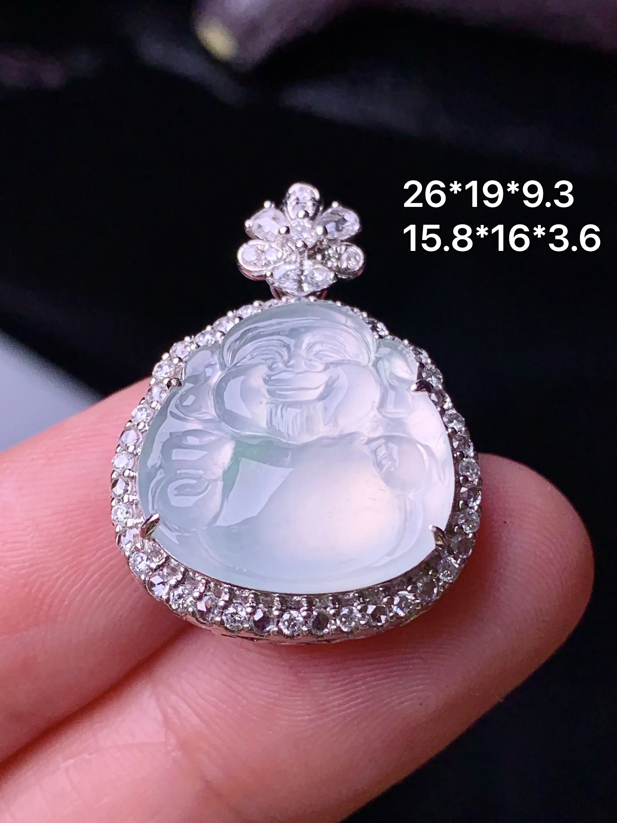 18k金钻镶嵌冰种财神吊坠 玉质细腻 色泽清新艳丽 整体尺寸26*19*9.3