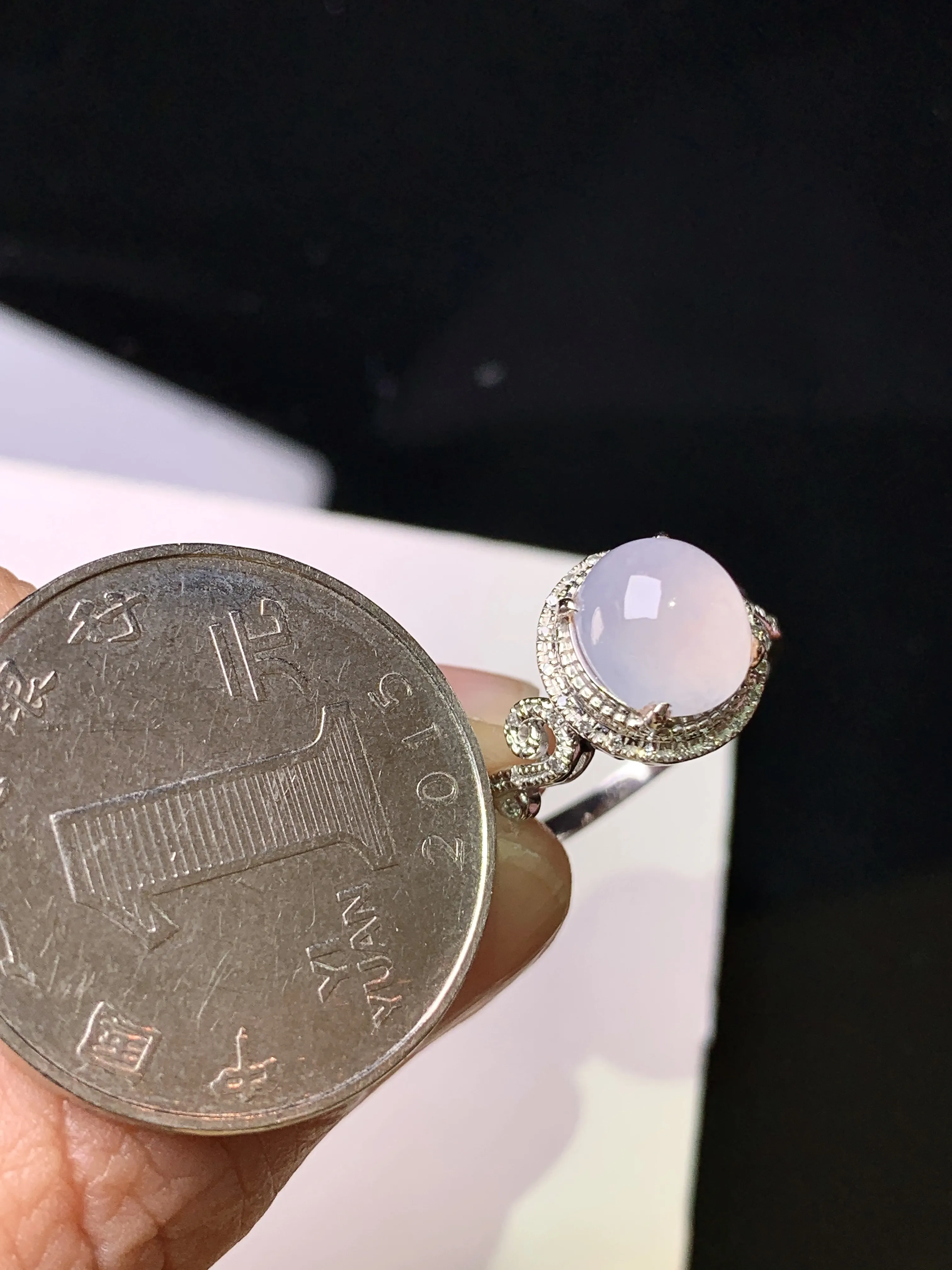 18k金钻镶嵌冰种蛋面戒指 玉质细腻 色泽艳丽清新 圈口14.5 整体尺寸10.5*10*9.8