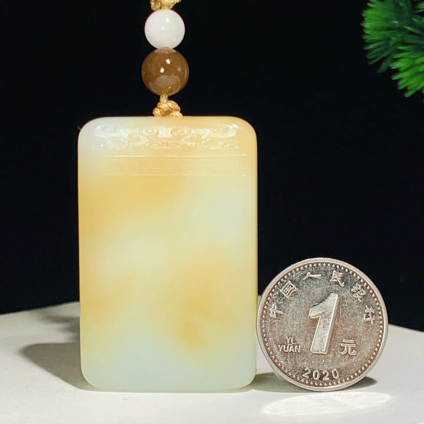 新疆和田玉且末糖平安无事牌挂件。尺寸46/30/9重37.7克。玉质细腻油润。手推出油。品相大气。 lt250923