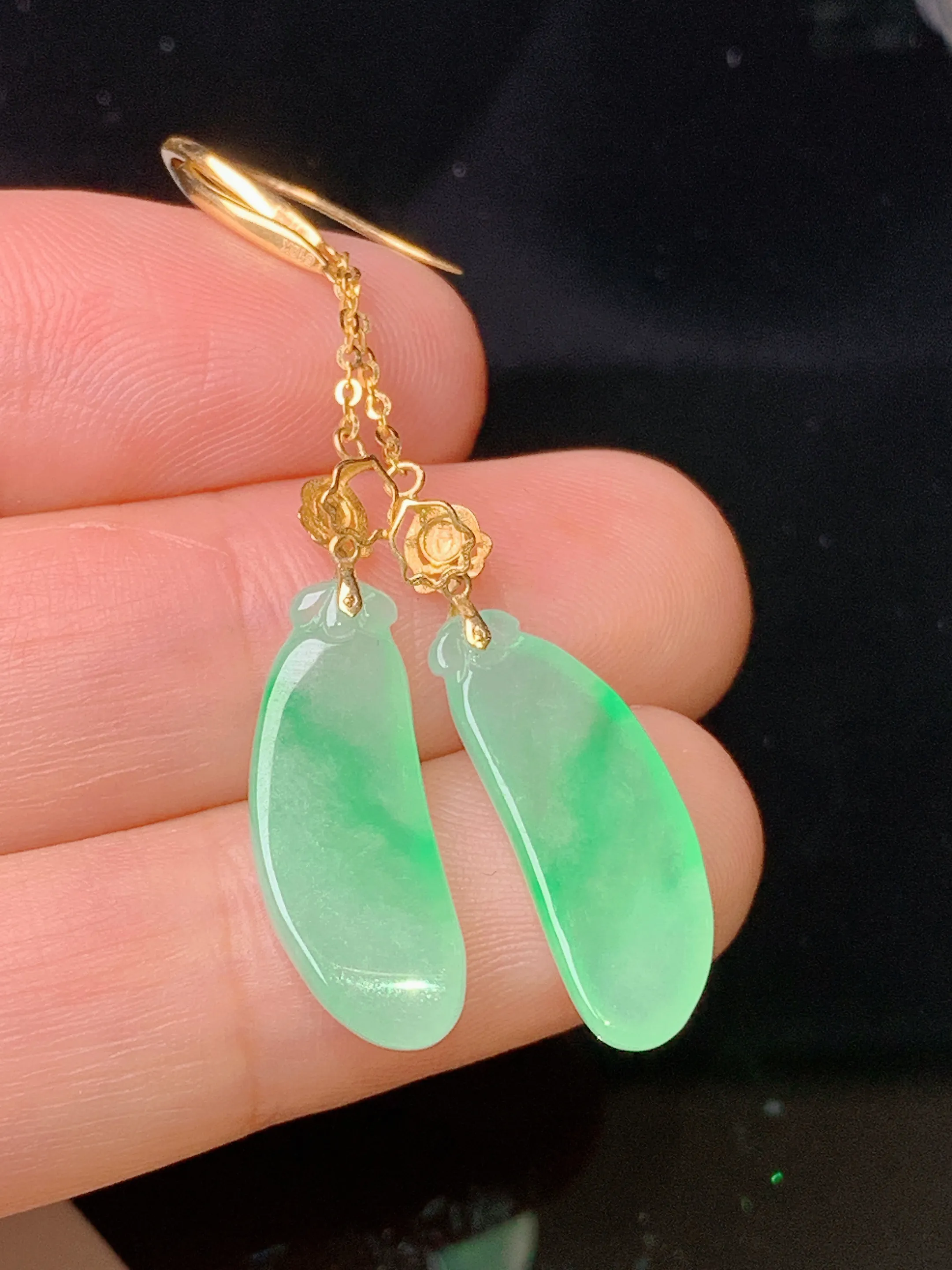 18k金镶嵌翠绿福瓜耳坠 玉质细腻 色泽清新艳丽 整体尺寸48*7.3*3.7