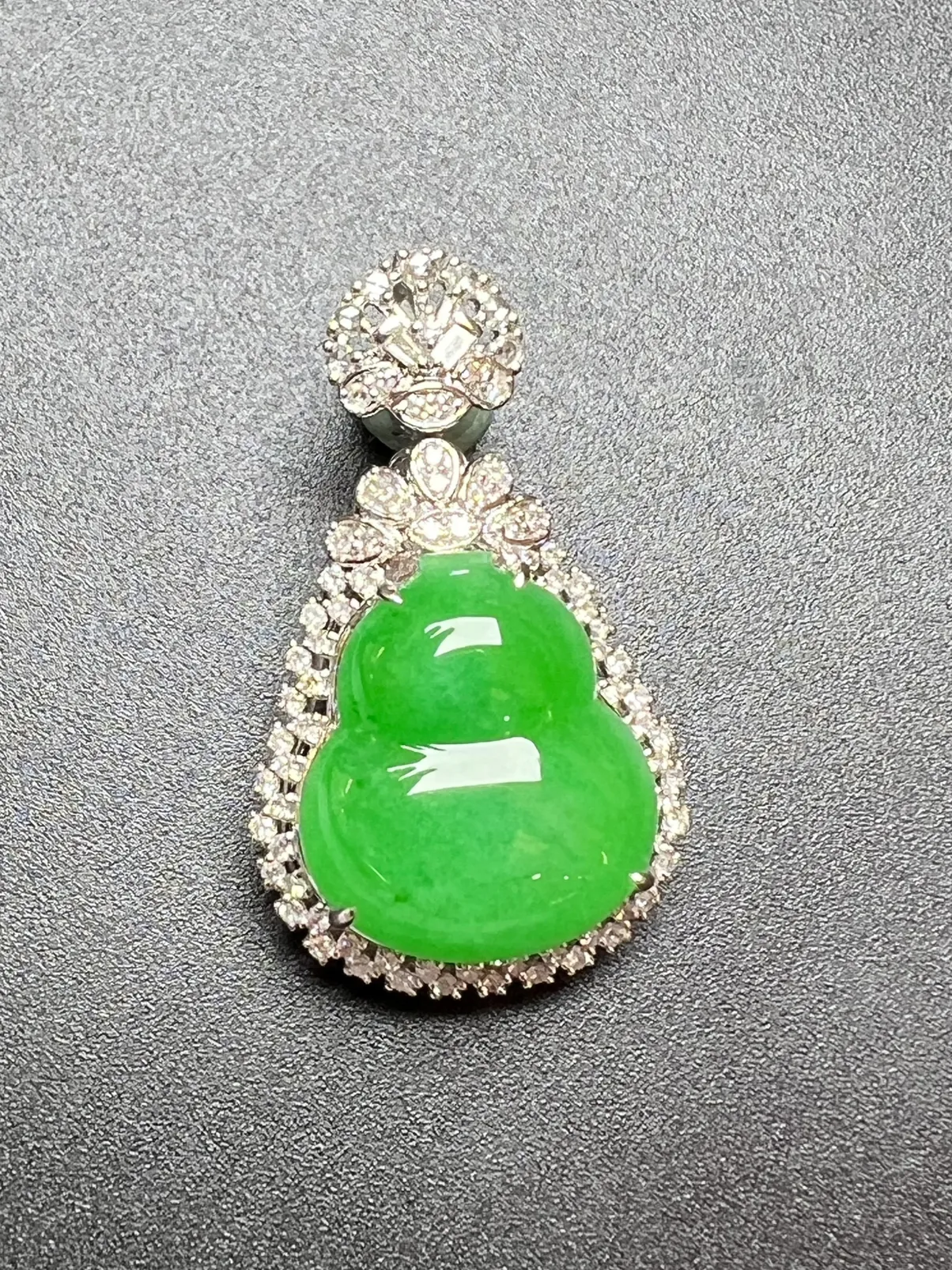 满绿葫芦品相好、饱满，整体尺寸32*19*10.6 裸石尺寸17.3*15*5