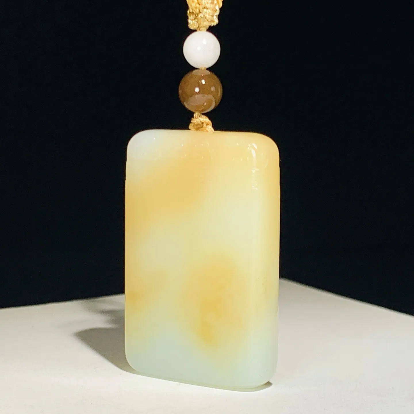 新疆和田玉且末糖平安无事牌挂件。尺寸46/30/9重37.7克。玉质细腻油润。手推出油。品相大气。 