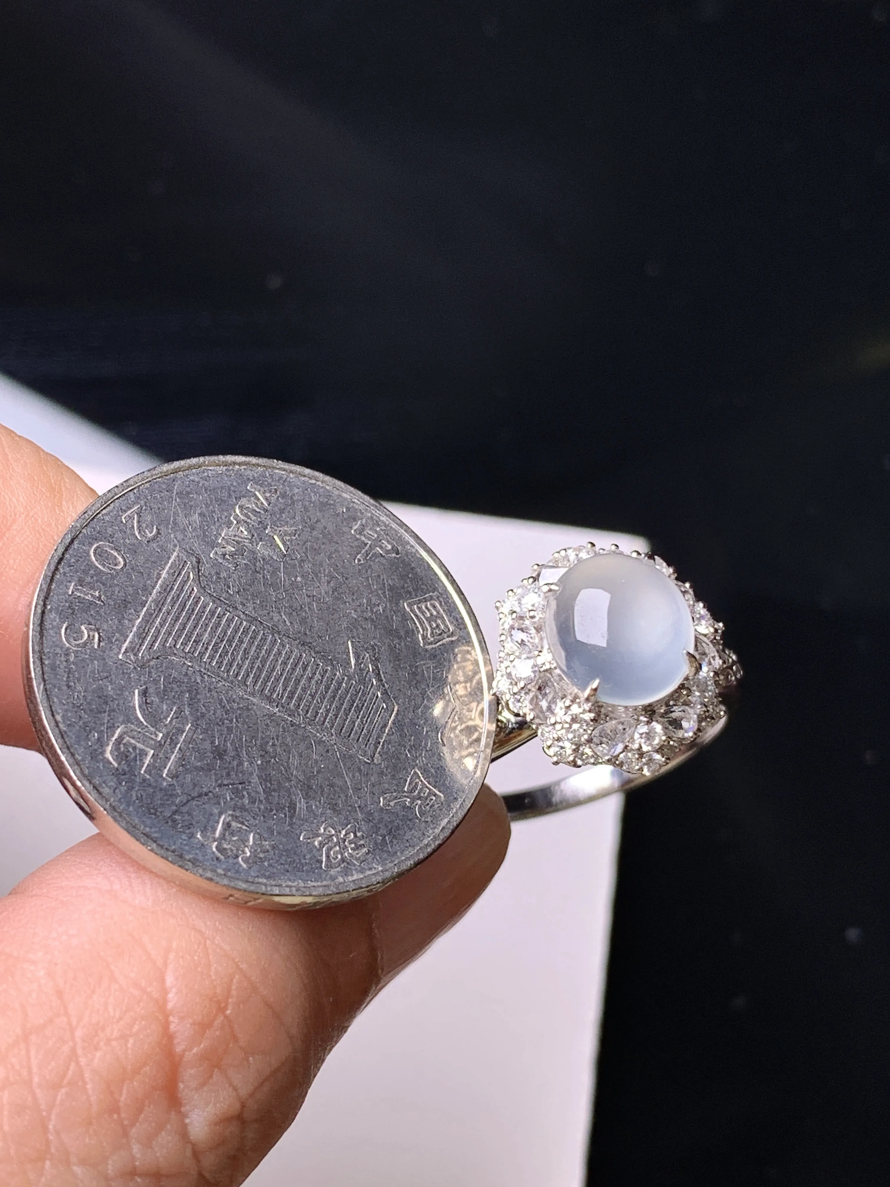 18k金钻镶嵌冰种蛋面戒指 玉质细腻 色泽清新艳丽 圈口14 整体尺寸13.3*12.8*10.8