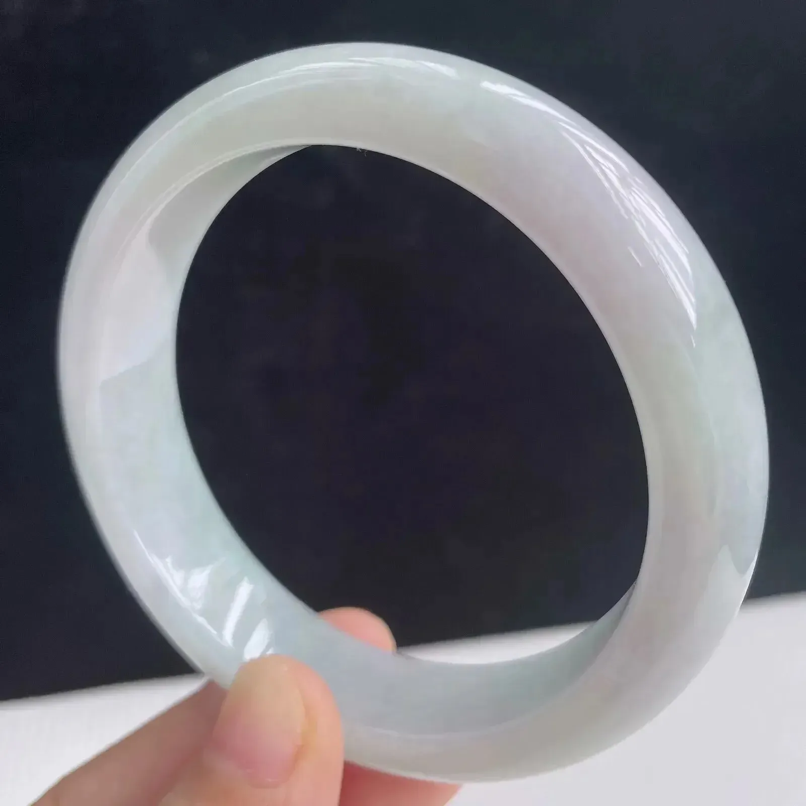 55.7mm自然光拍摄天然翡翠飘绿好种水正圈手镯 58.93克