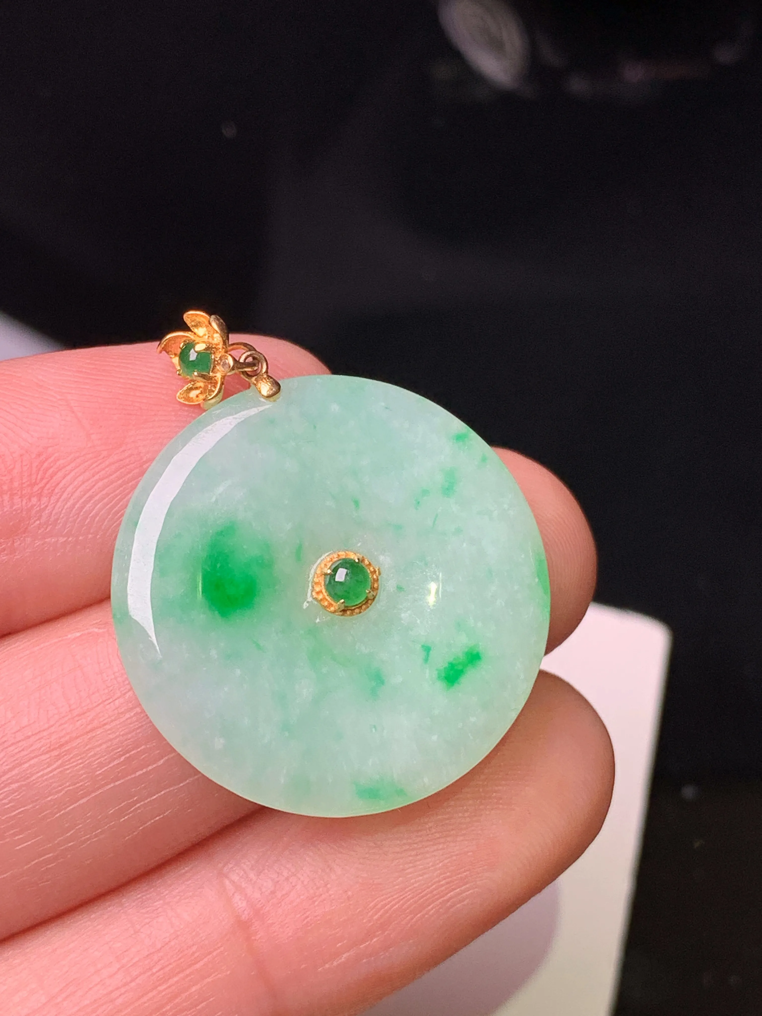 18k金镶嵌飘绿平安扣吊坠 玉质细腻 色泽清新艳丽 整体尺寸29.3*23.3*3