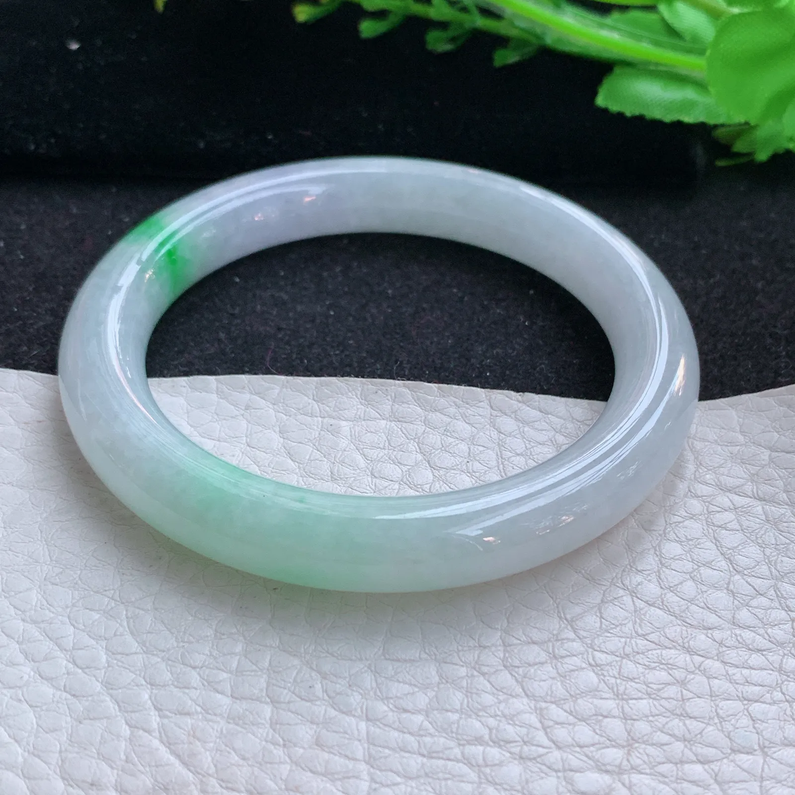 faa自然光55.5*9.8*9.5叮当镯 缅甸翡翠a货玉手镯飘绿圆条玉手环 美人镯