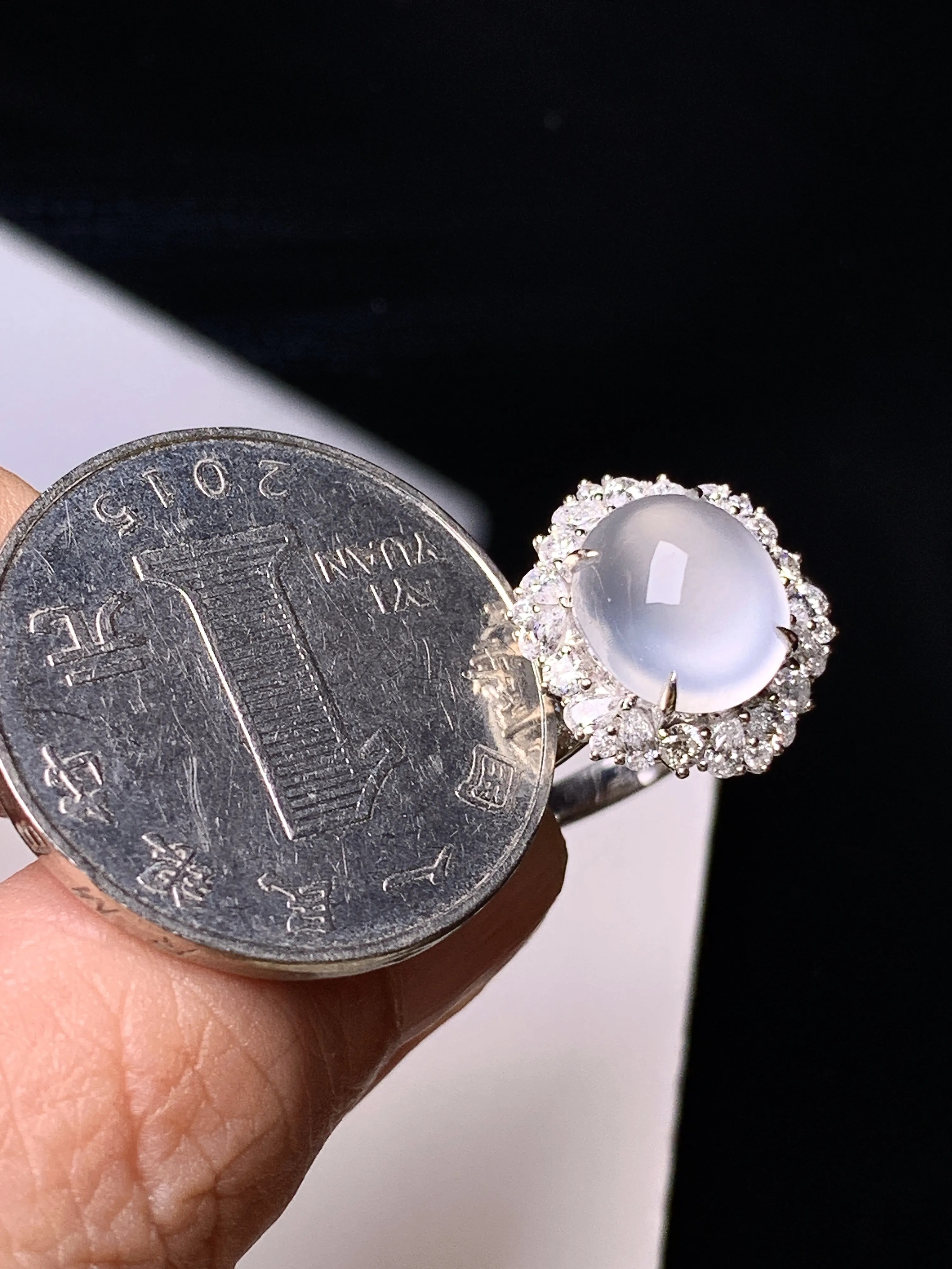 18k金钻镶嵌冰种蛋面戒指 玉质细腻 色泽清新艳丽 圈口14 整体尺寸15*13*10.8