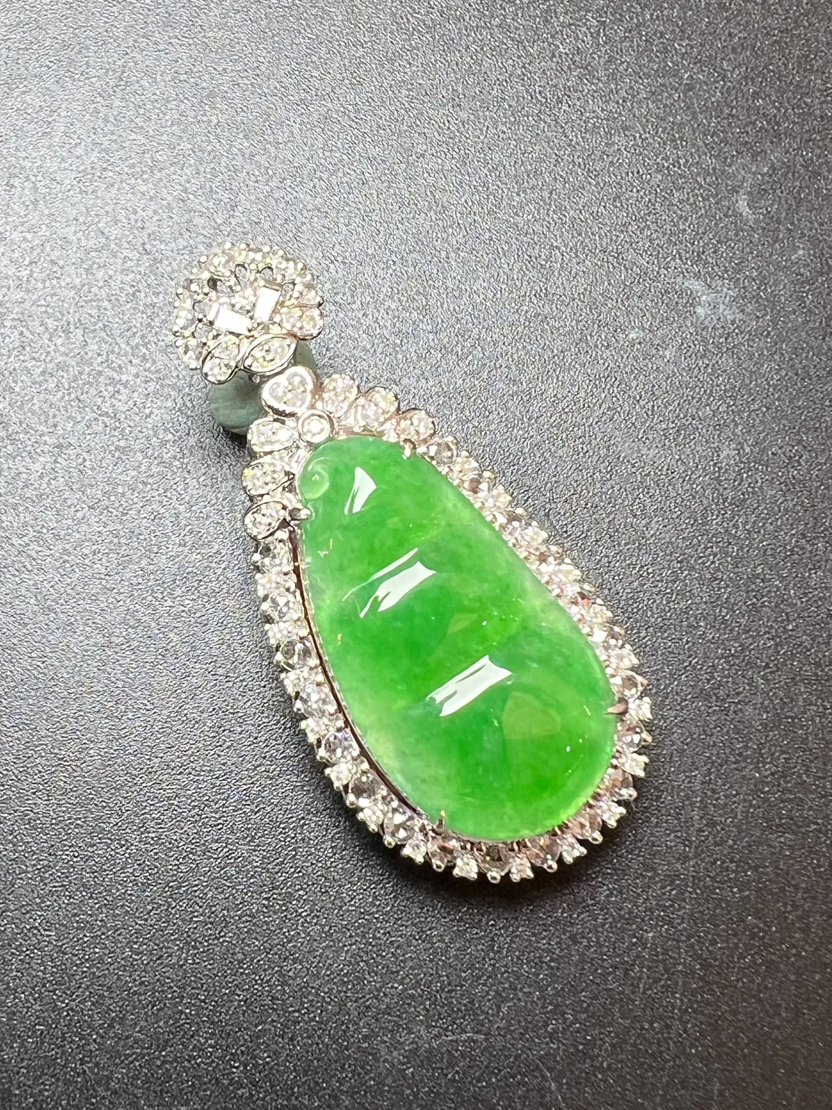 满绿福豆整体尺寸39.1*18.3*10.2 裸石尺寸23.5*13*3