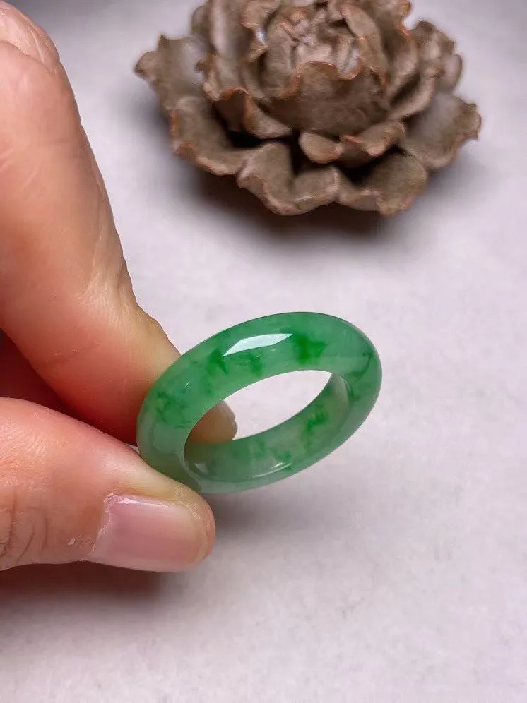 冰种飘绿【指环】种水好，玉质细腻 ，卖相好‘