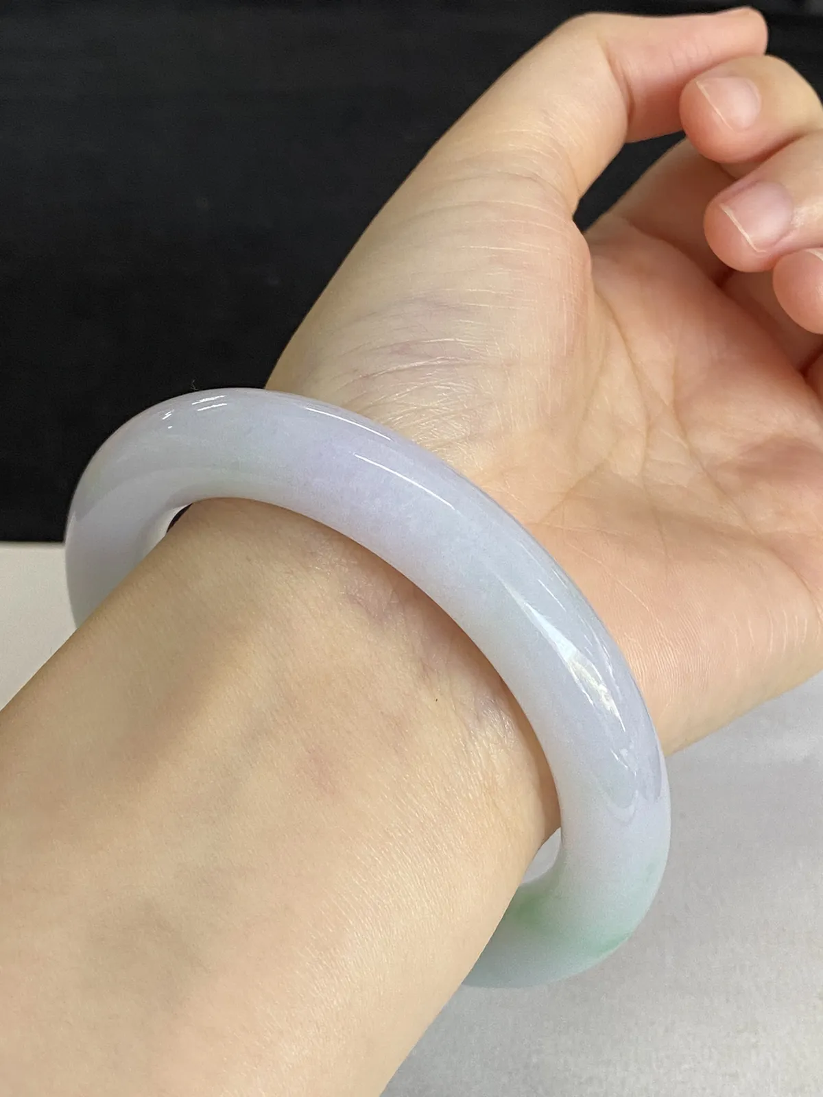 圆镯59.6圈口，翡翠糯化种飘绿手镯