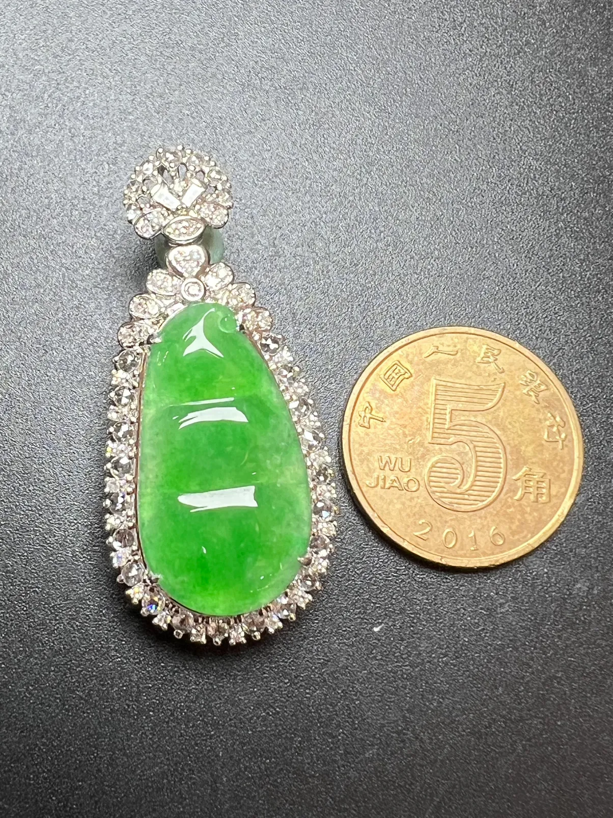 满绿福豆整体尺寸39.2**18.5*10.2 裸石尺寸23.5*13*2.8