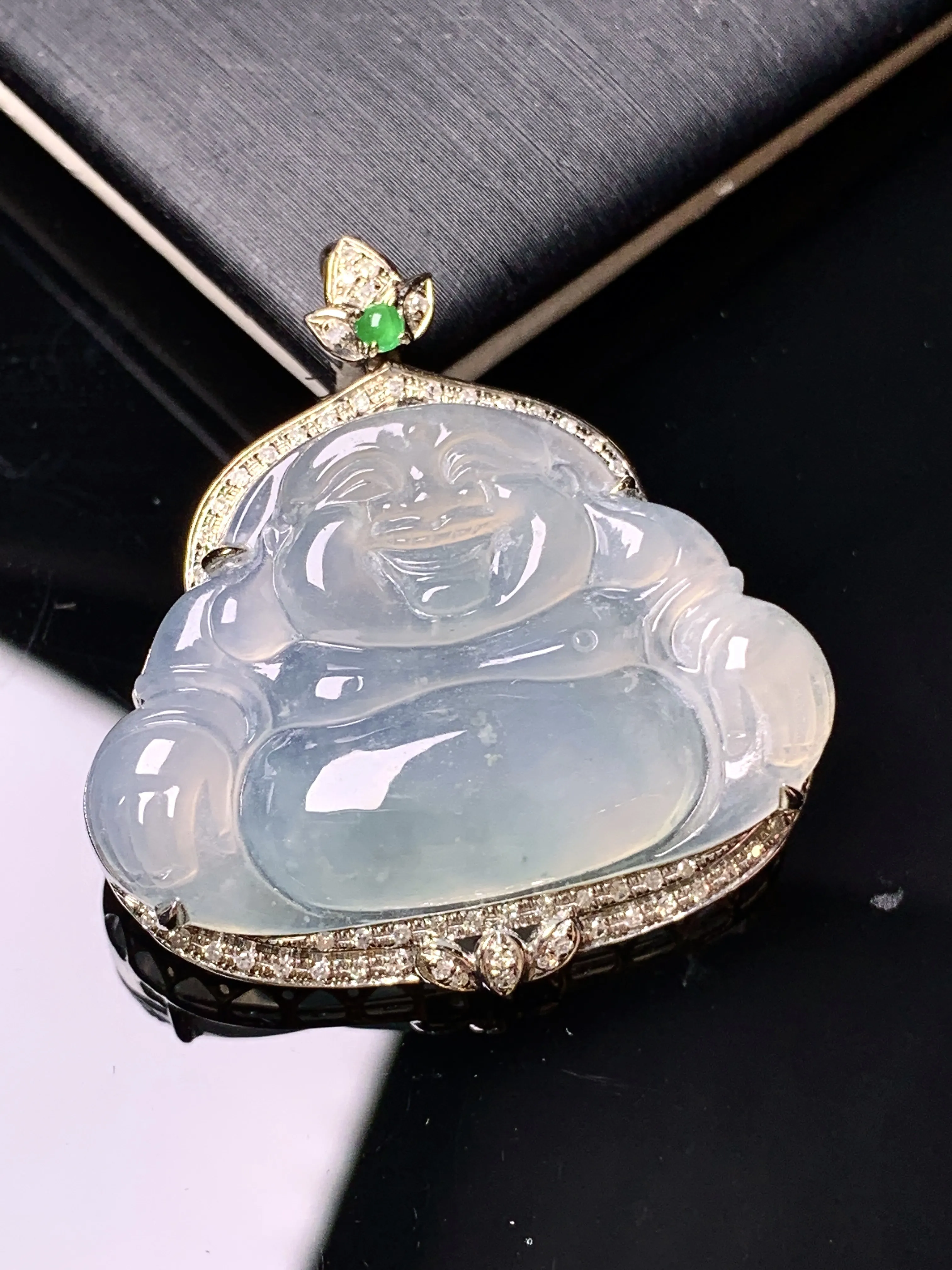 18k金钻镶嵌冰种佛公吊坠 玉质细腻 色泽艳丽清新 整体尺寸33*31*8.2