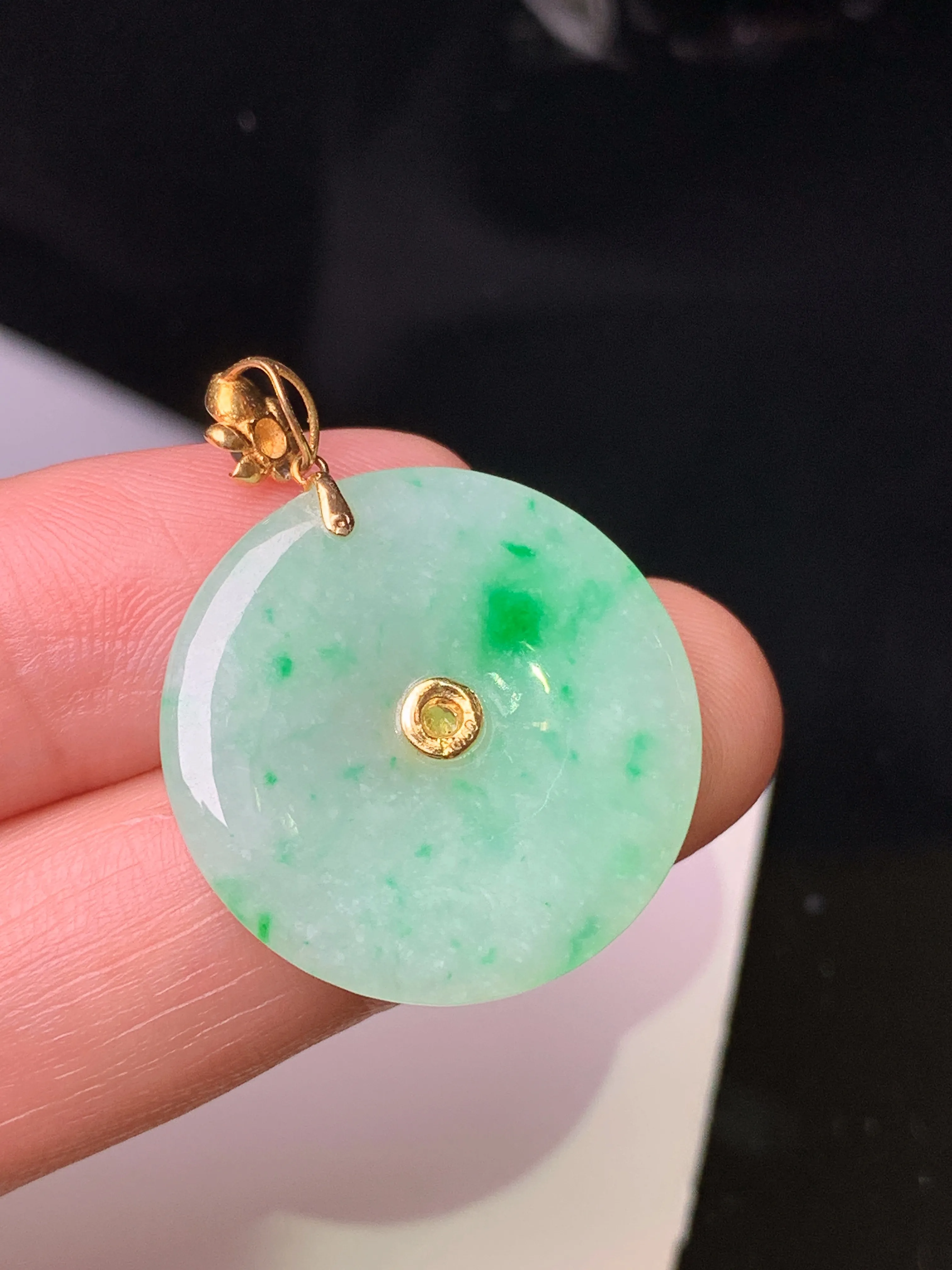 18k金镶嵌飘绿平安扣吊坠 玉质细腻 色泽清新艳丽 整体尺寸29.3*23.3*3