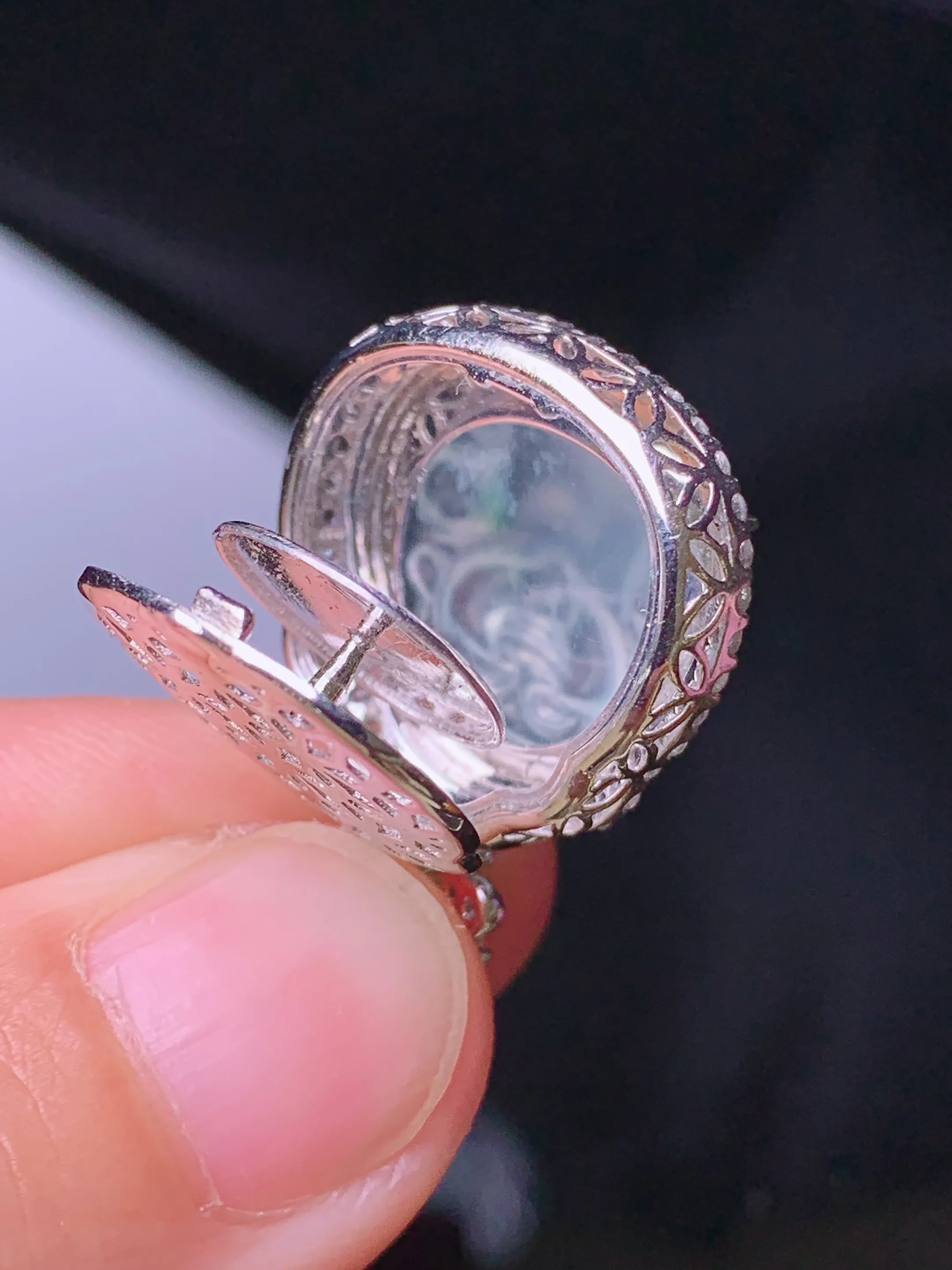 18k金钻镶嵌冰种财神吊坠 玉质细腻 色泽清新艳丽 整体尺寸26*19*9.3