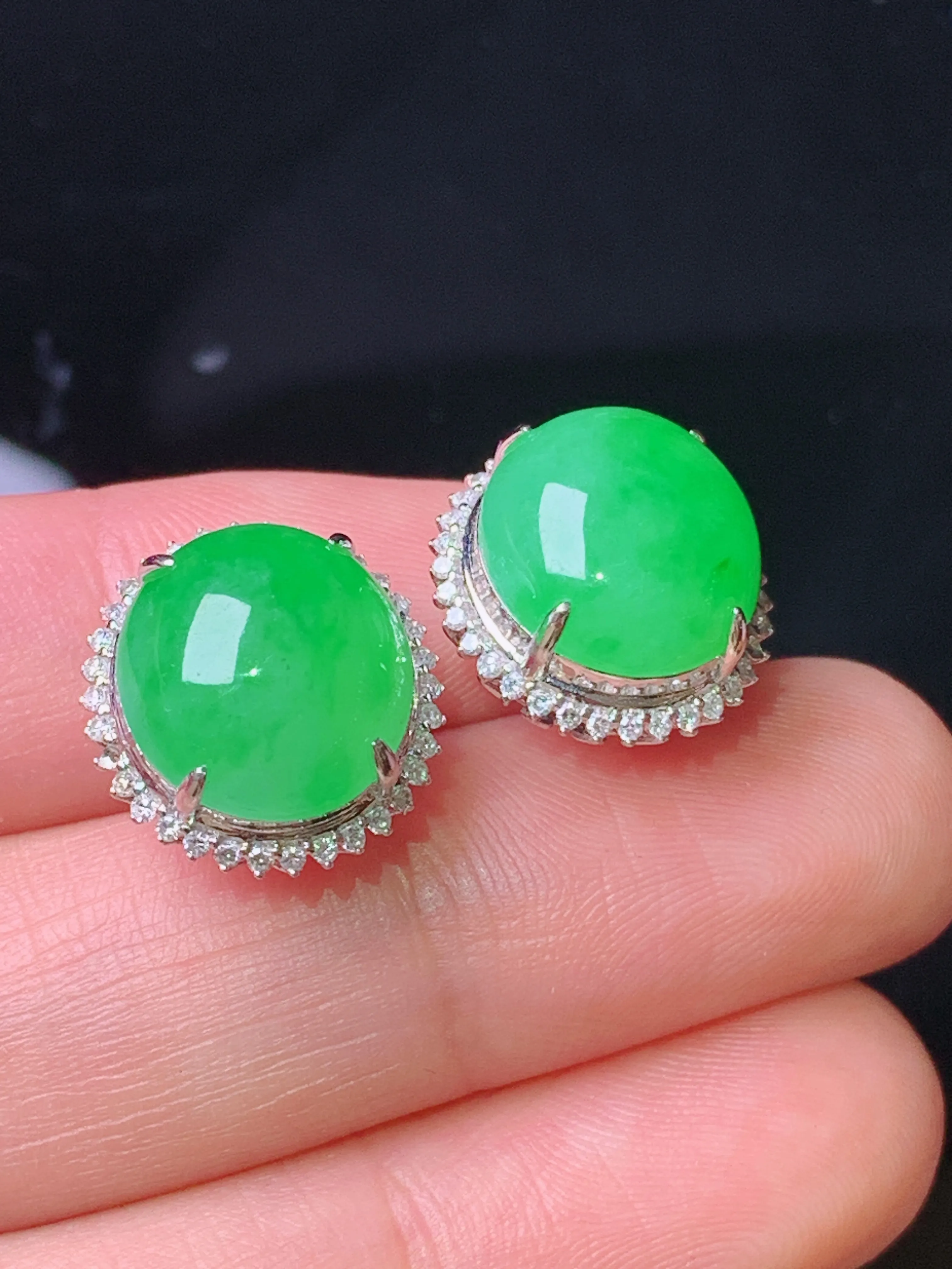 18k金钻镶嵌翠绿蛋面耳钉 玉质细腻 色泽艳丽清新 整体尺寸14.2*13*8.2