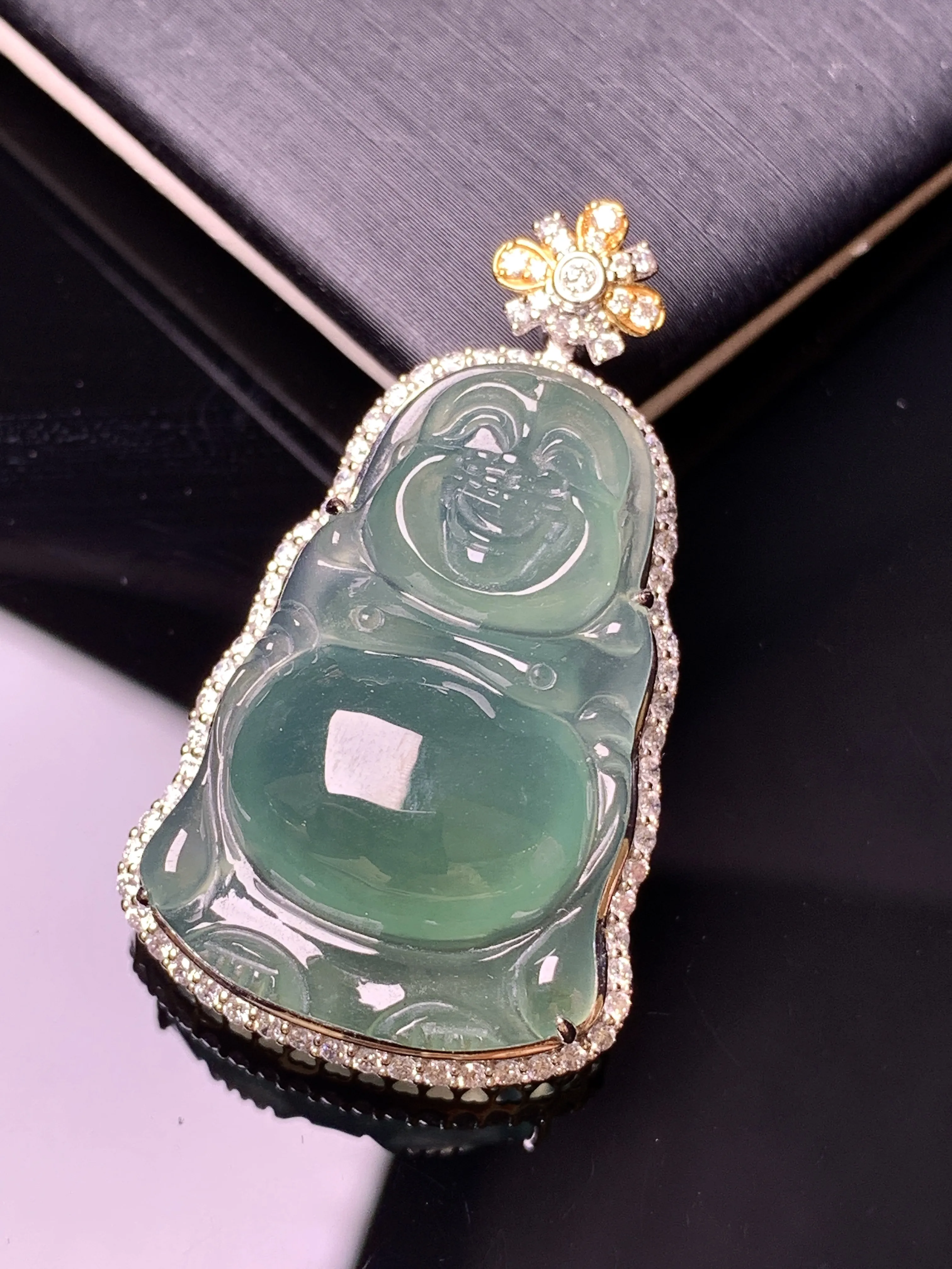 18k金钻镶嵌晴绿佛公吊坠 玉质细腻 色泽艳丽清新 整体尺寸38*21.8*10.5