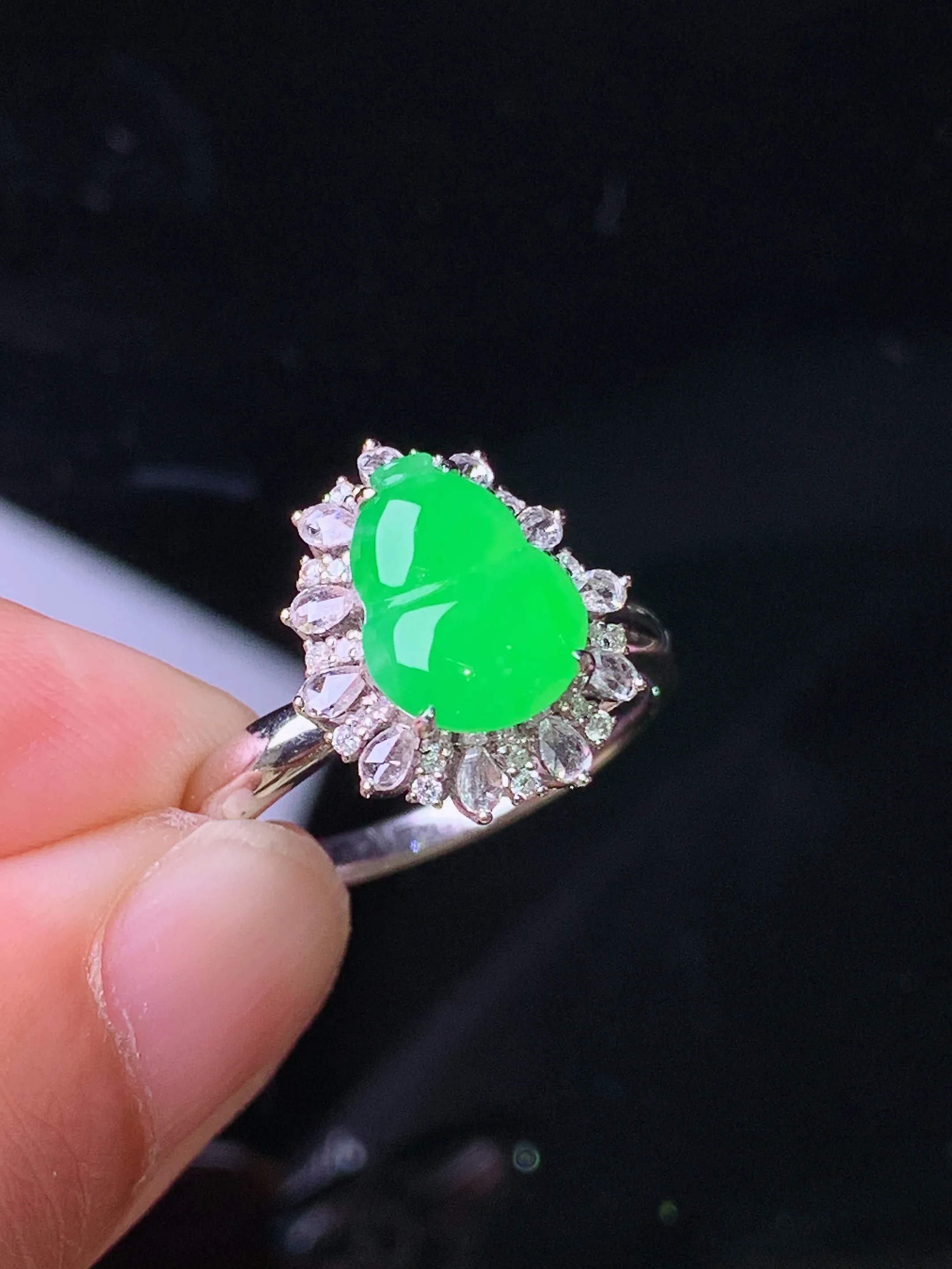 18k金钻镶嵌翠绿葫芦戒指 玉质细腻 色泽艳丽清新 圈口15 整体尺寸14.5*12.3*8.6