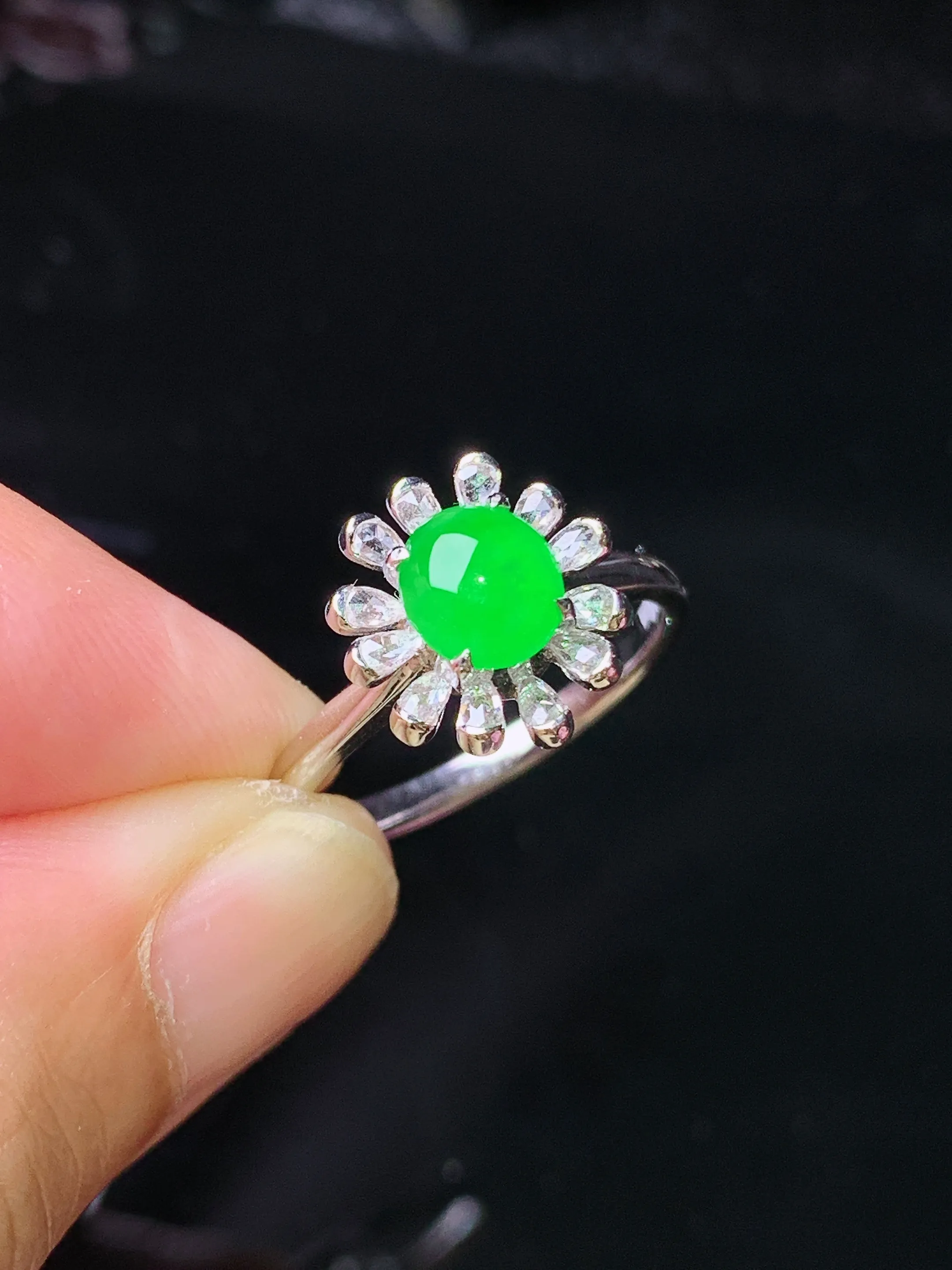 18k金钻镶嵌满绿蛋面 玉质细腻 色泽艳丽清新 圈口14.5 整体尺寸11.7*11*8