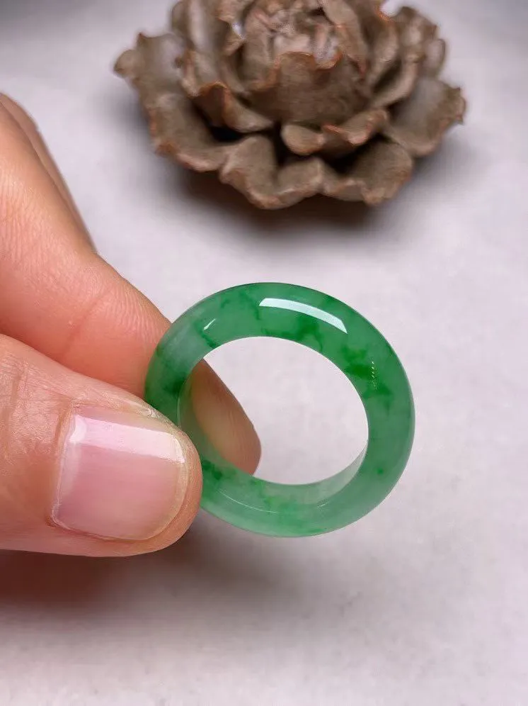 冰种飘绿【指环】种水好，玉质细腻 ，卖相好‘