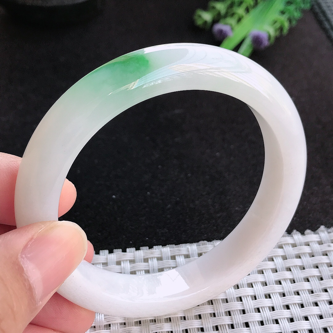 天然a货翡翠57/12.1/9老坑精美温润飘绿手镯宽边玉手镯