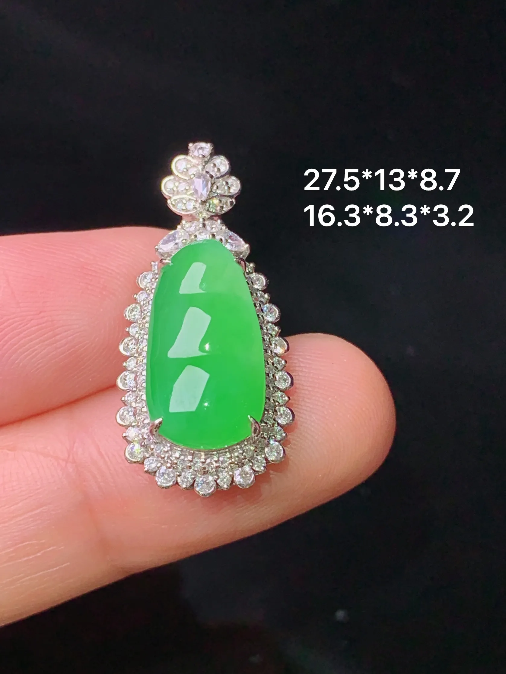 18k金钻镶嵌翠绿四季豆吊坠 玉质细腻 色泽清新艳丽 整体尺寸27.5*13*8.7