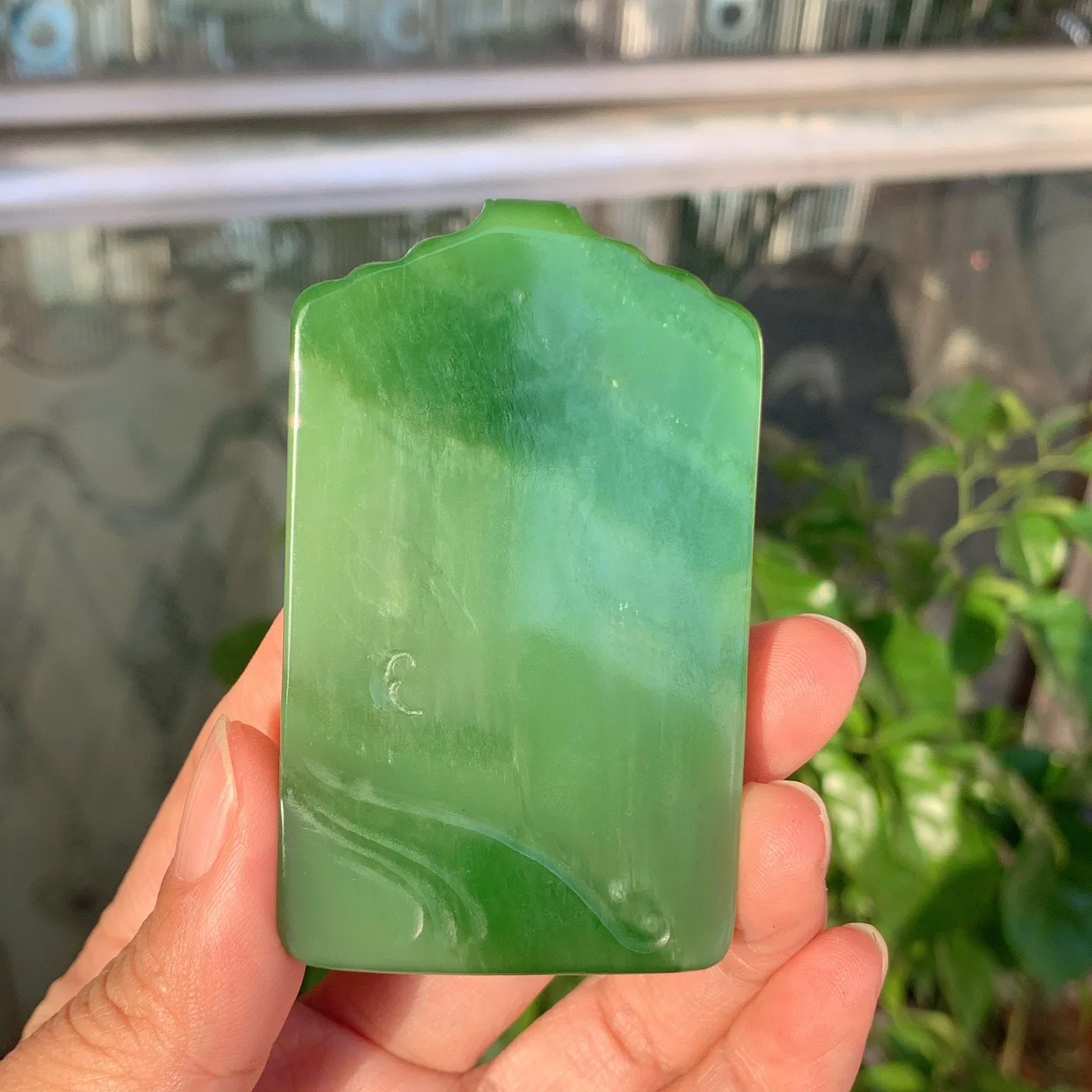 和田玉阳绿俄罗斯碧玉连年有余牌子挂件。尺寸72/43/10重71.8克。玉质细腻油润。手推出油。品相大气。lt251120