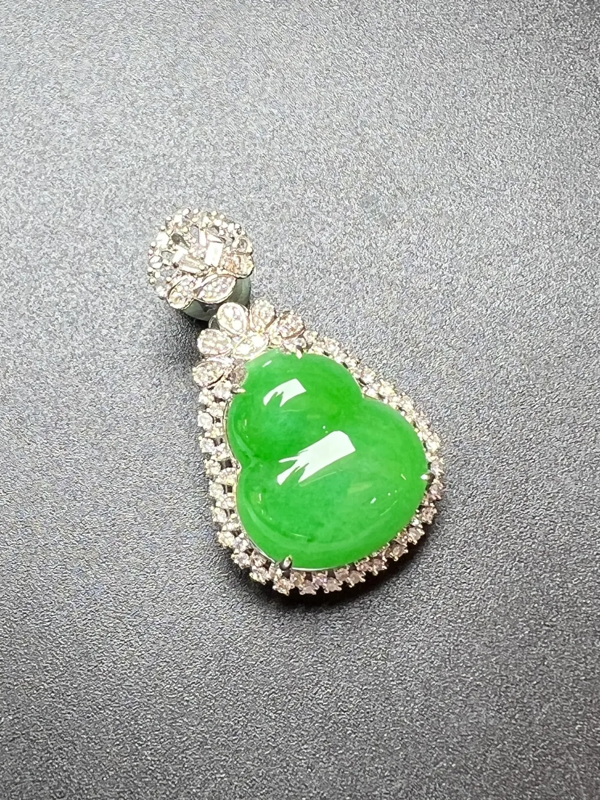 满绿葫芦品相好、饱满，整体尺寸32*19*10.6 裸石尺寸17.3*15*5