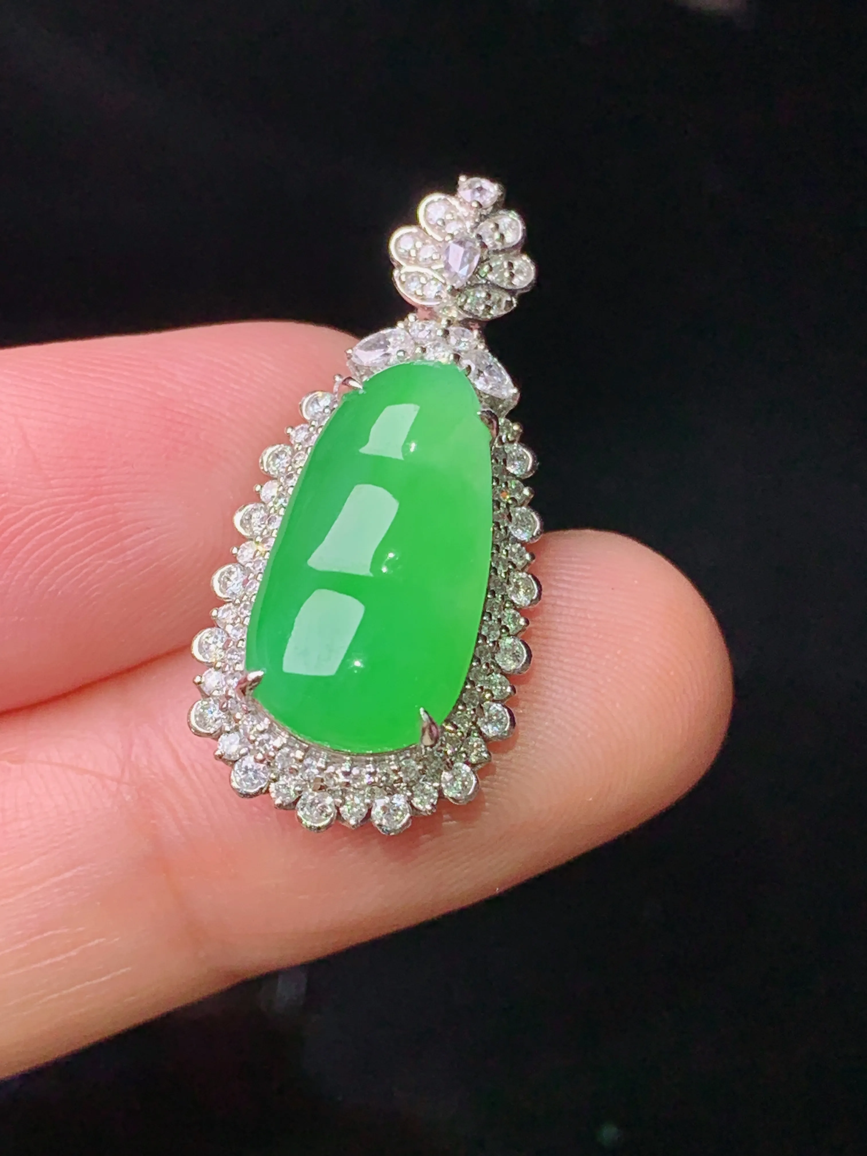 18k金钻镶嵌翠绿四季豆吊坠 玉质细腻 色泽清新艳丽 整体尺寸27.5*13*8.7