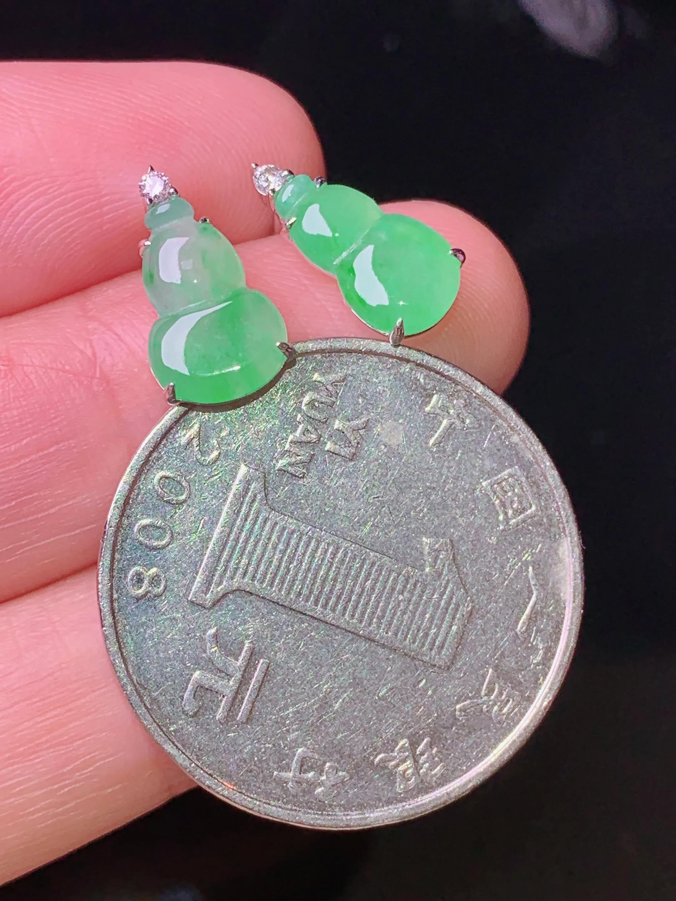18k金钻镶嵌翠绿葫芦耳钉 玉质细腻 色泽清新艳丽 裸石尺寸10.3*6*2