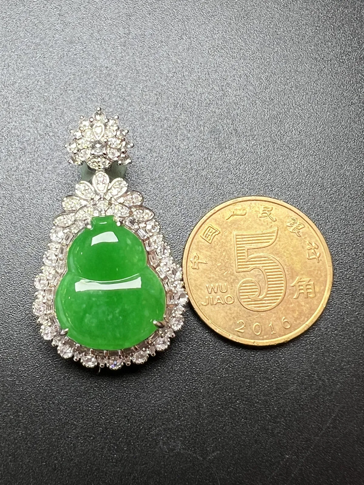 满色葫芦整体尺寸33.5*20.1*10.9 裸石尺寸16.5*13.5*2.8