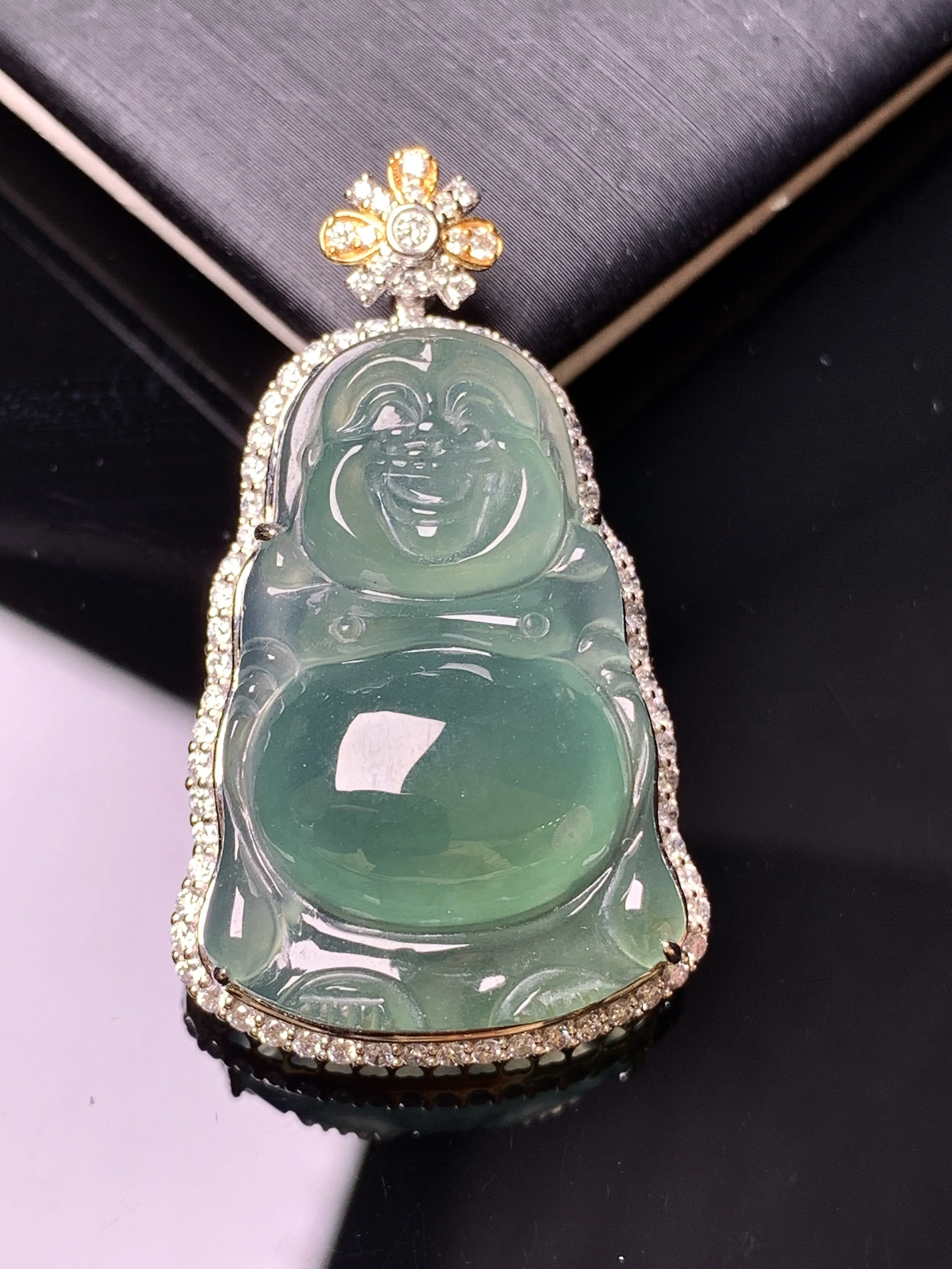 18k金钻镶嵌晴绿佛公吊坠 玉质细腻 色泽艳丽清新 整体尺寸38*21.8*10.5