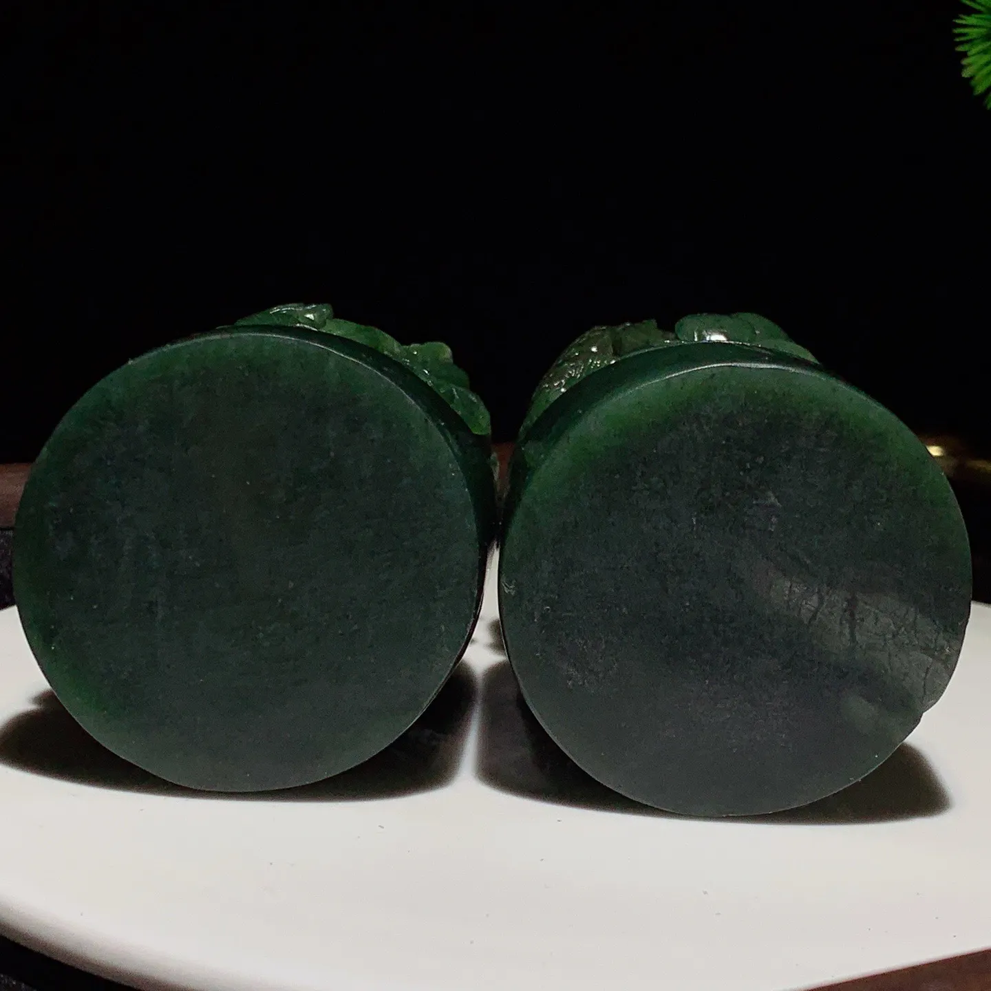 和田玉菠菜绿俄罗斯碧玉龙凤对印章摆件。龙尺寸86/55重460克。凤尺寸81/56重398克。玉质细腻油润。手推出油。品相大气。lt251120