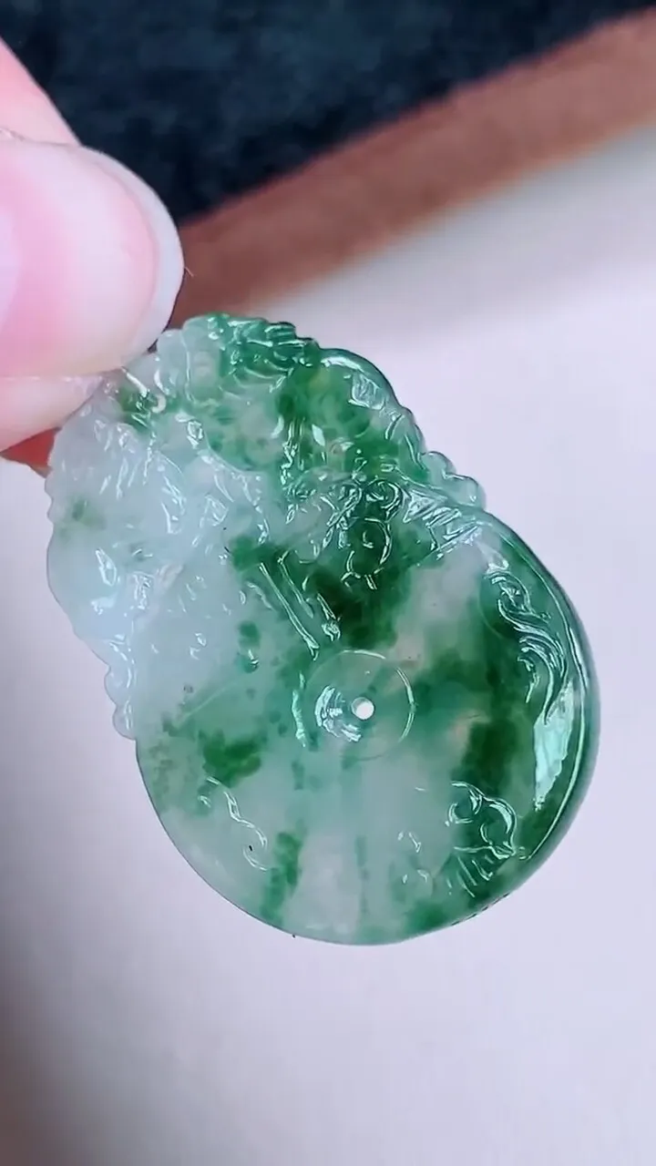 【翡翠名称】冰飘花财源滚滚翡翠吊坠
【翡翠尺寸】31/21.8/4.4mm
【翡翠描述】宝贝种老水足，玉质细腻，色泽靓丽，性价比高，佩戴效果好！
【其它赠送】权威证书/精美挂绳/盒子/支持全国复检(七天无理由退换货买家只须付来回邮费即可）