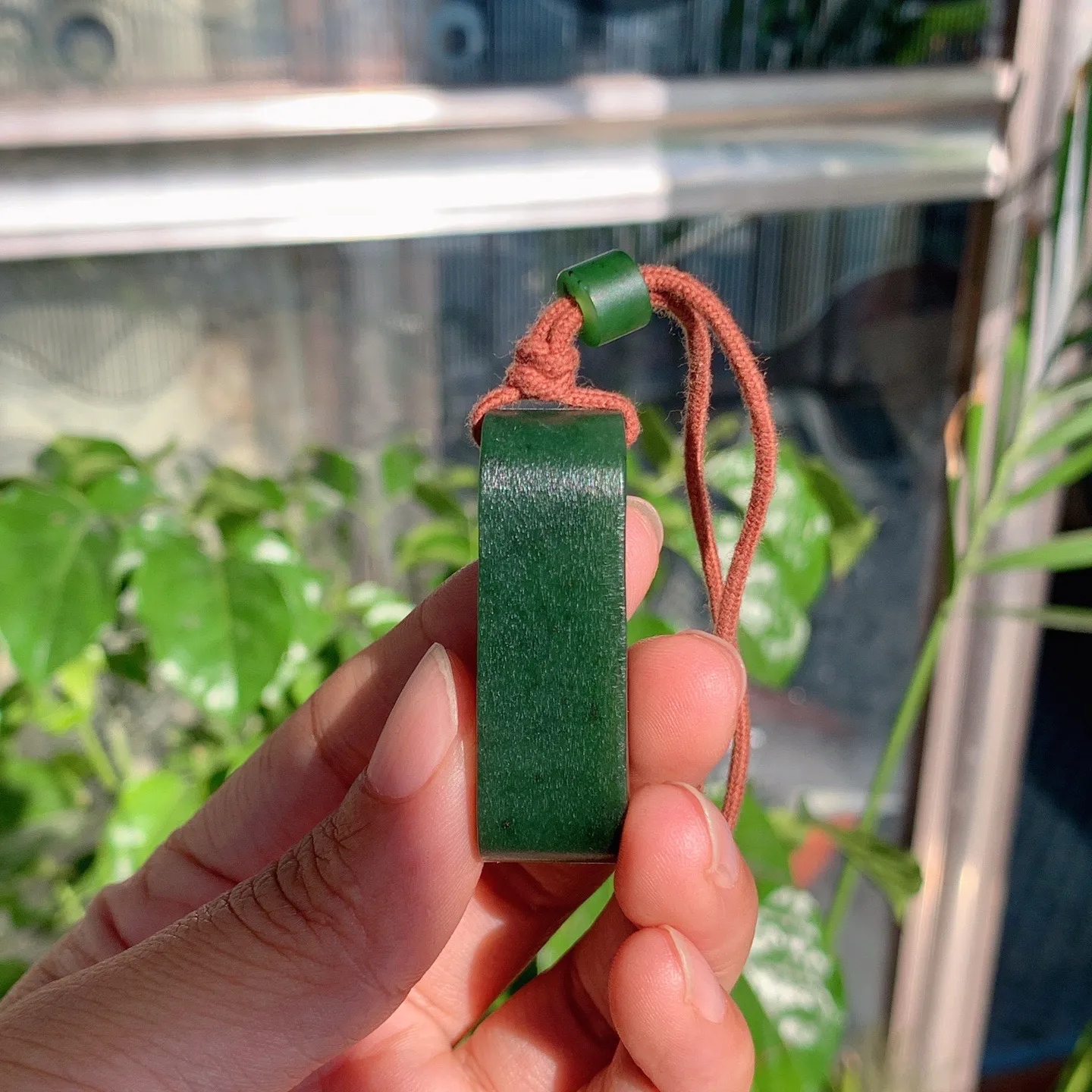 和田玉菠菜绿俄罗斯碧玉平安无事牌挂件。尺寸44/15/15重25克。玉质细腻油润。手推出油。品相大气。lt251120