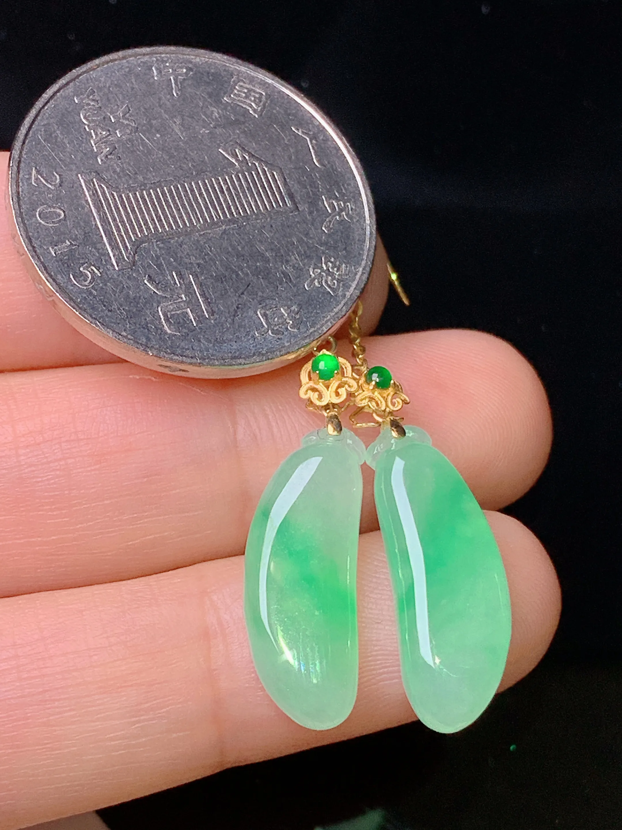 18k金镶嵌翠绿福瓜耳坠 玉质细腻 色泽清新艳丽 整体尺寸48*7.3*3.7