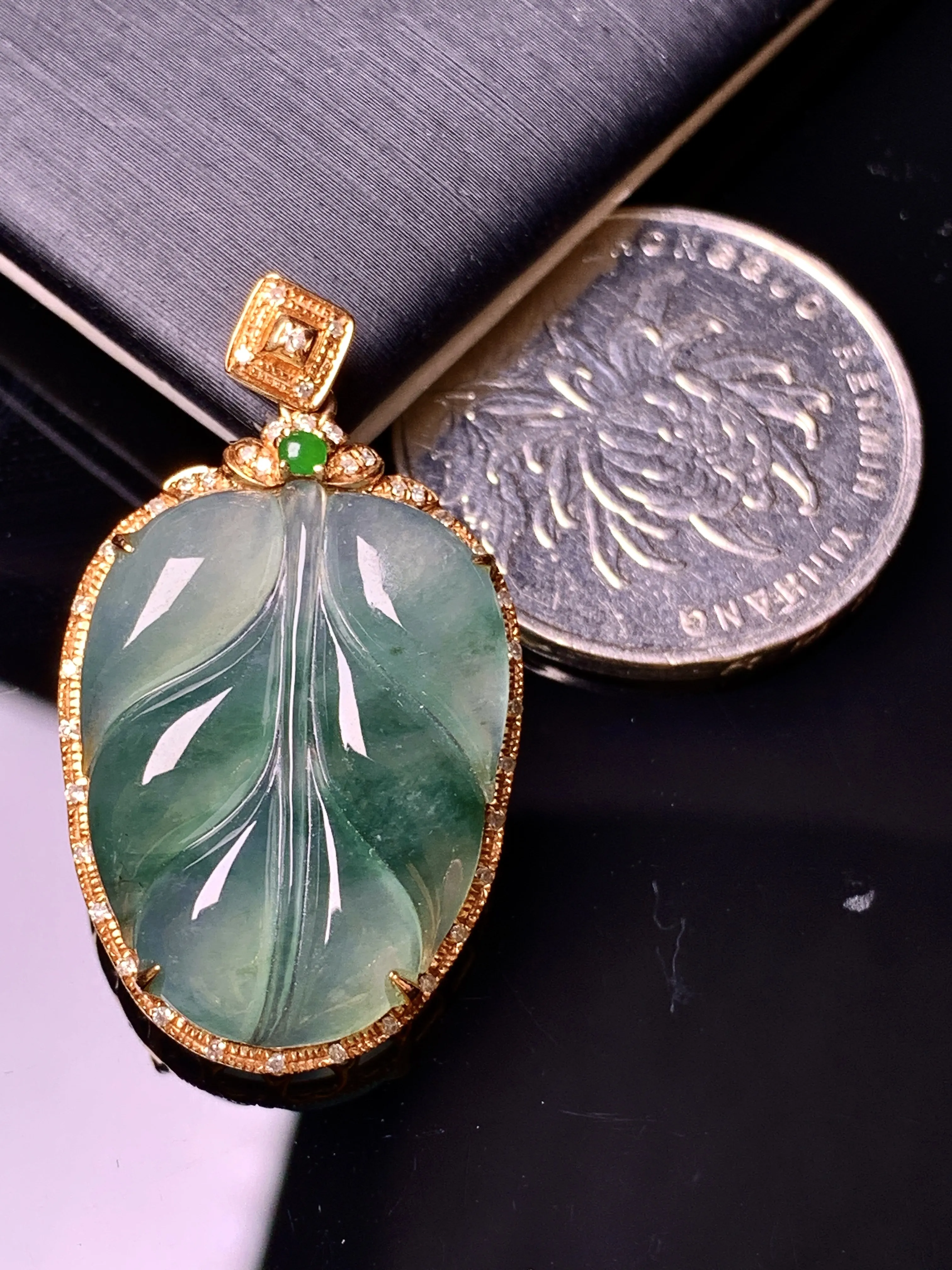 18k金钻镶嵌飘绿树叶吊坠 玉质细腻 色泽艳丽清新 整体尺寸33.2*19.2*6.6