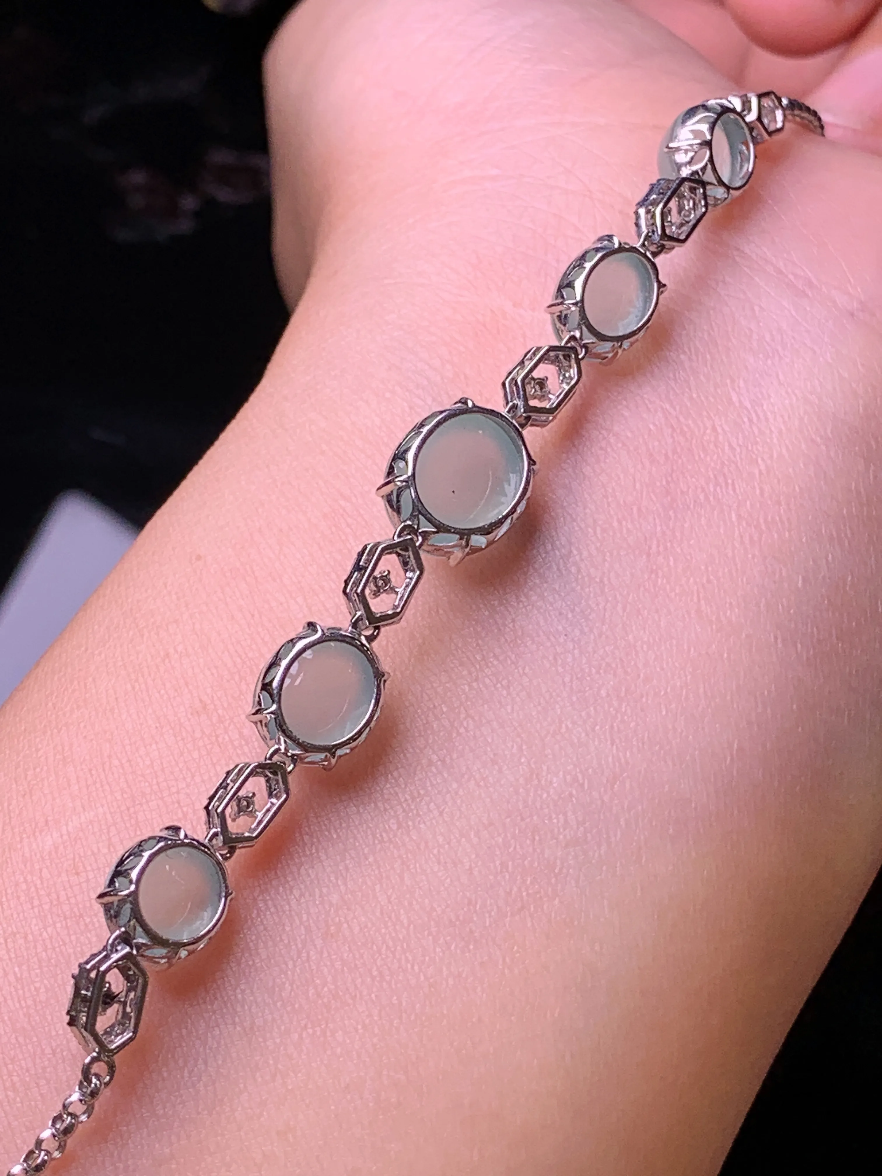 18k金钻镶嵌冰种浅绿蛋面手链 玉质细腻 色泽清新艳丽 整体尺寸87*9*6.8