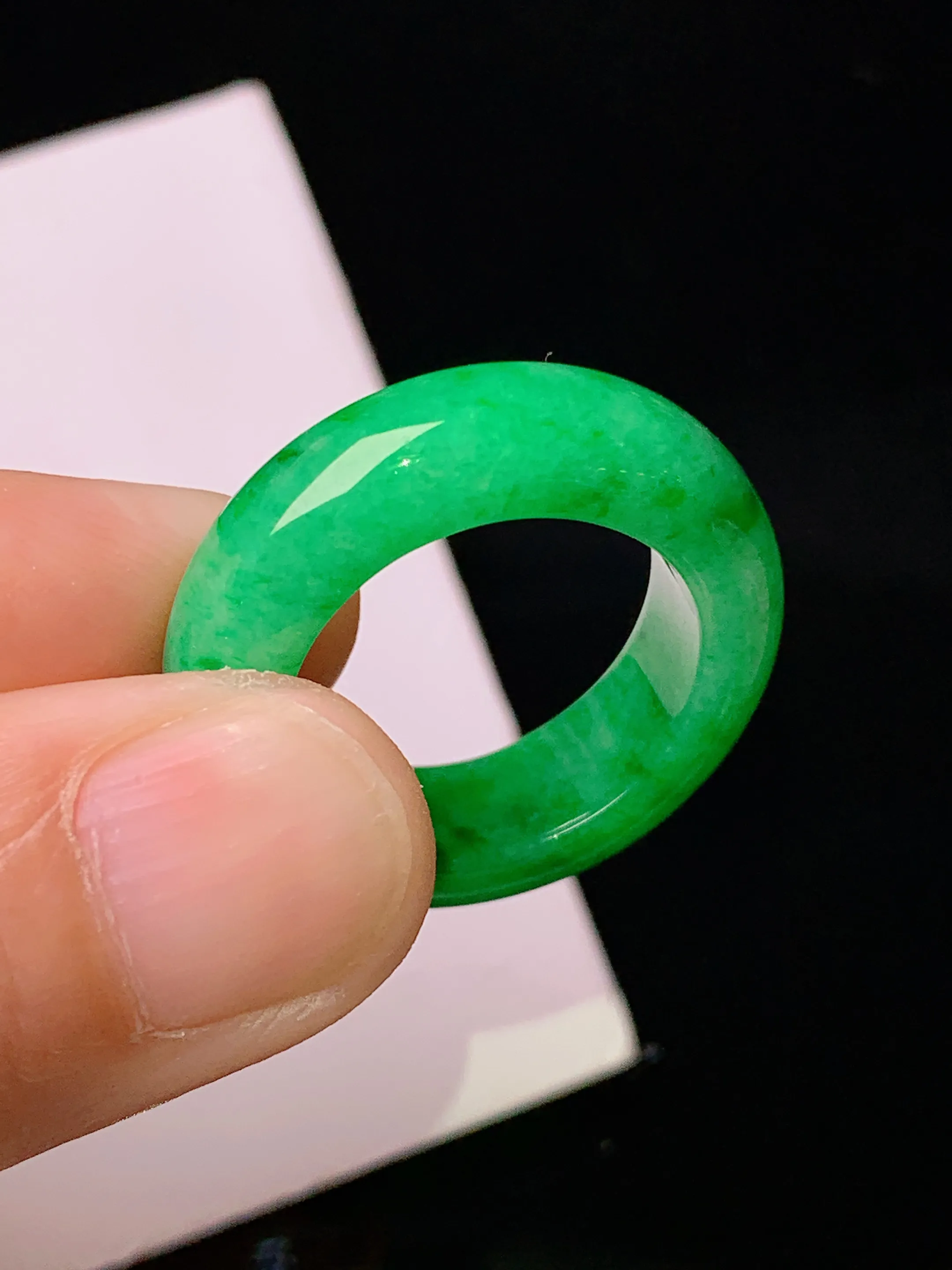 翠绿指环 玉质细腻 色泽艳丽清新 圈口15.5 整体尺寸26.2*6.7*4.3