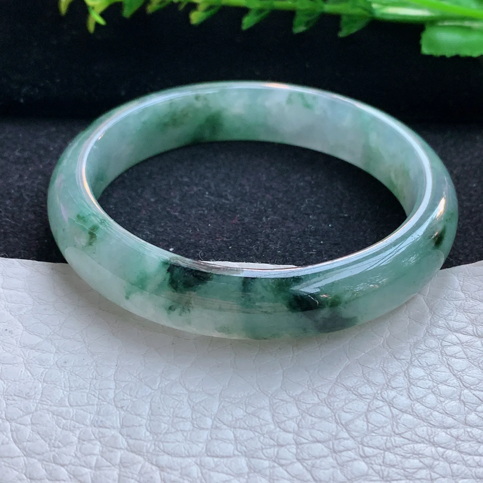 n自然光54.5*11.6*7平安镯 缅甸翡翠a货玉手镯冰飘花宽边玉手环 美人镯