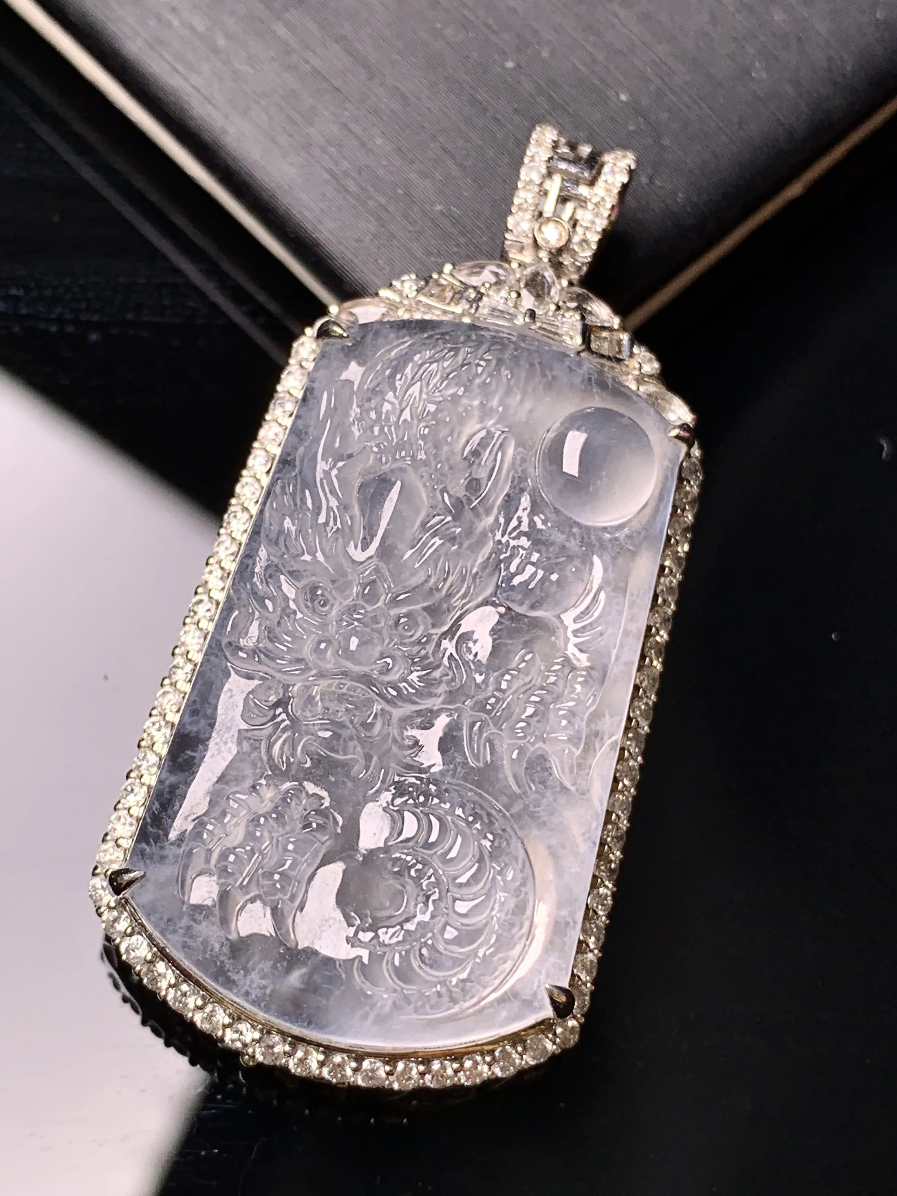 18k金钻镶嵌冰种龙牌吊坠 玉质细腻 色泽清新艳丽 整体尺寸44.5*21.8*9