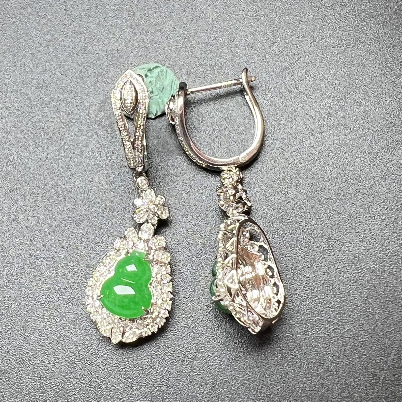 满绿葫芦耳坠整体尺寸38.6*12*7 裸石尺寸8.9*7*2.8