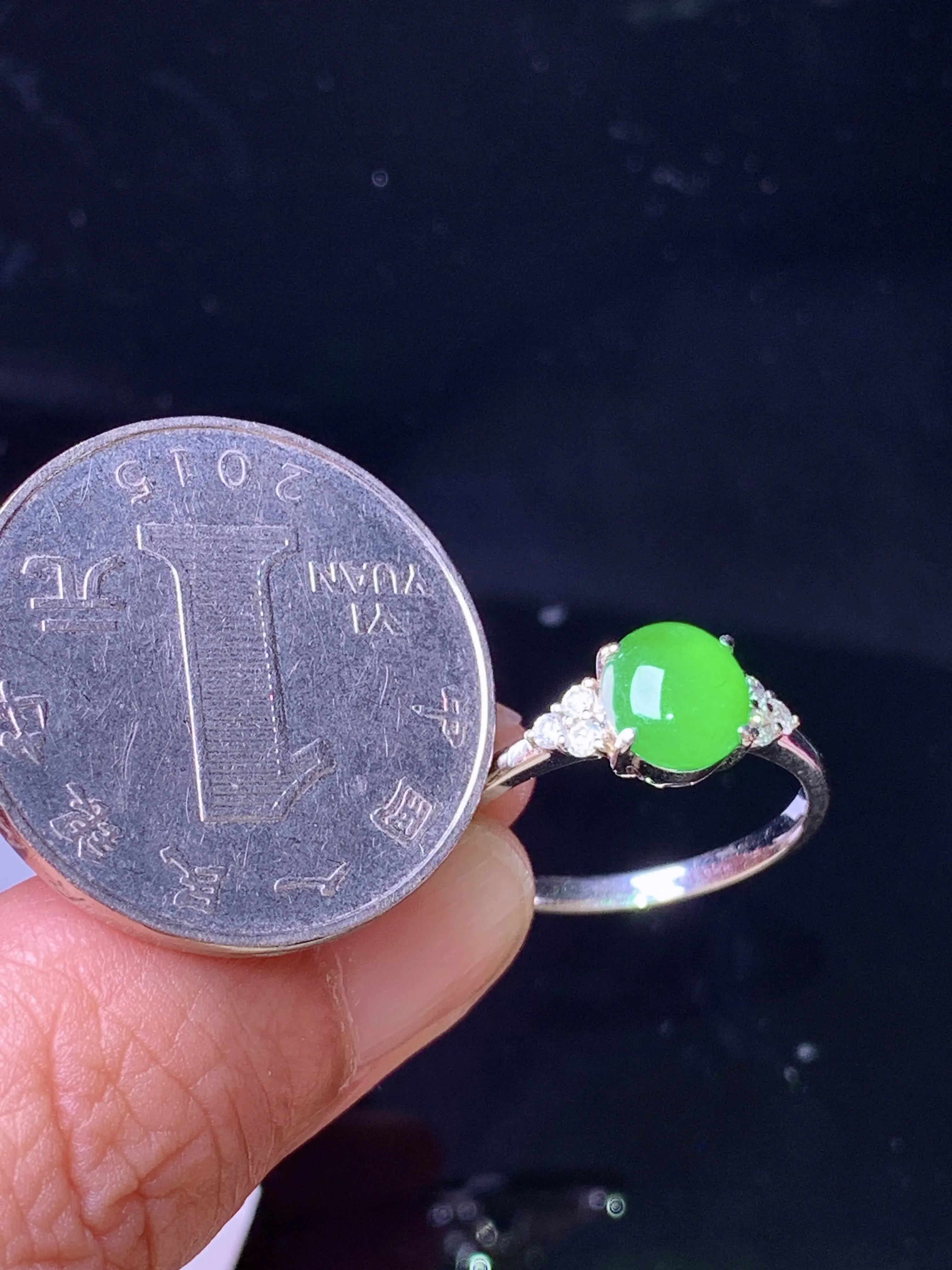 18k金钻镶嵌满绿蛋面戒指 玉质细腻 色泽艳丽清新 圈口13.5 裸石尺寸7.2*6.5*2.8