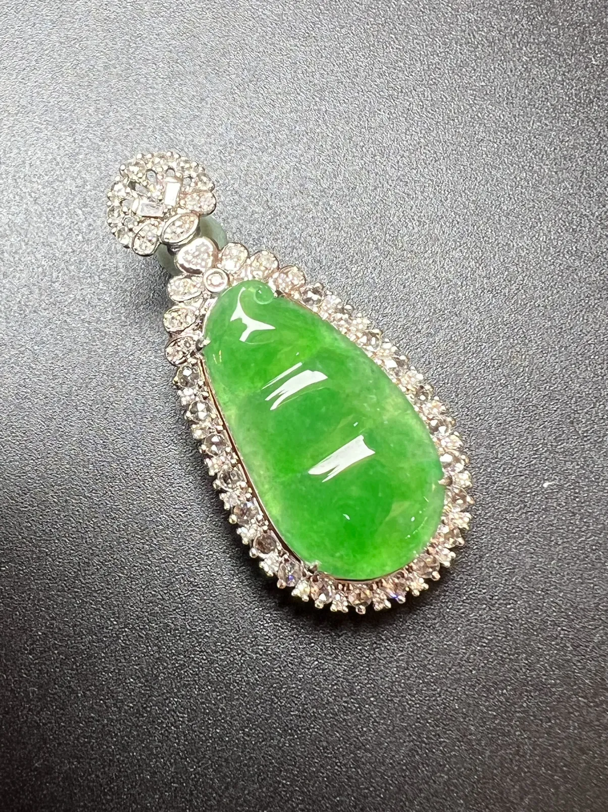 满绿福豆整体尺寸39.2**18.5*10.2 裸石尺寸23.5*13*2.8