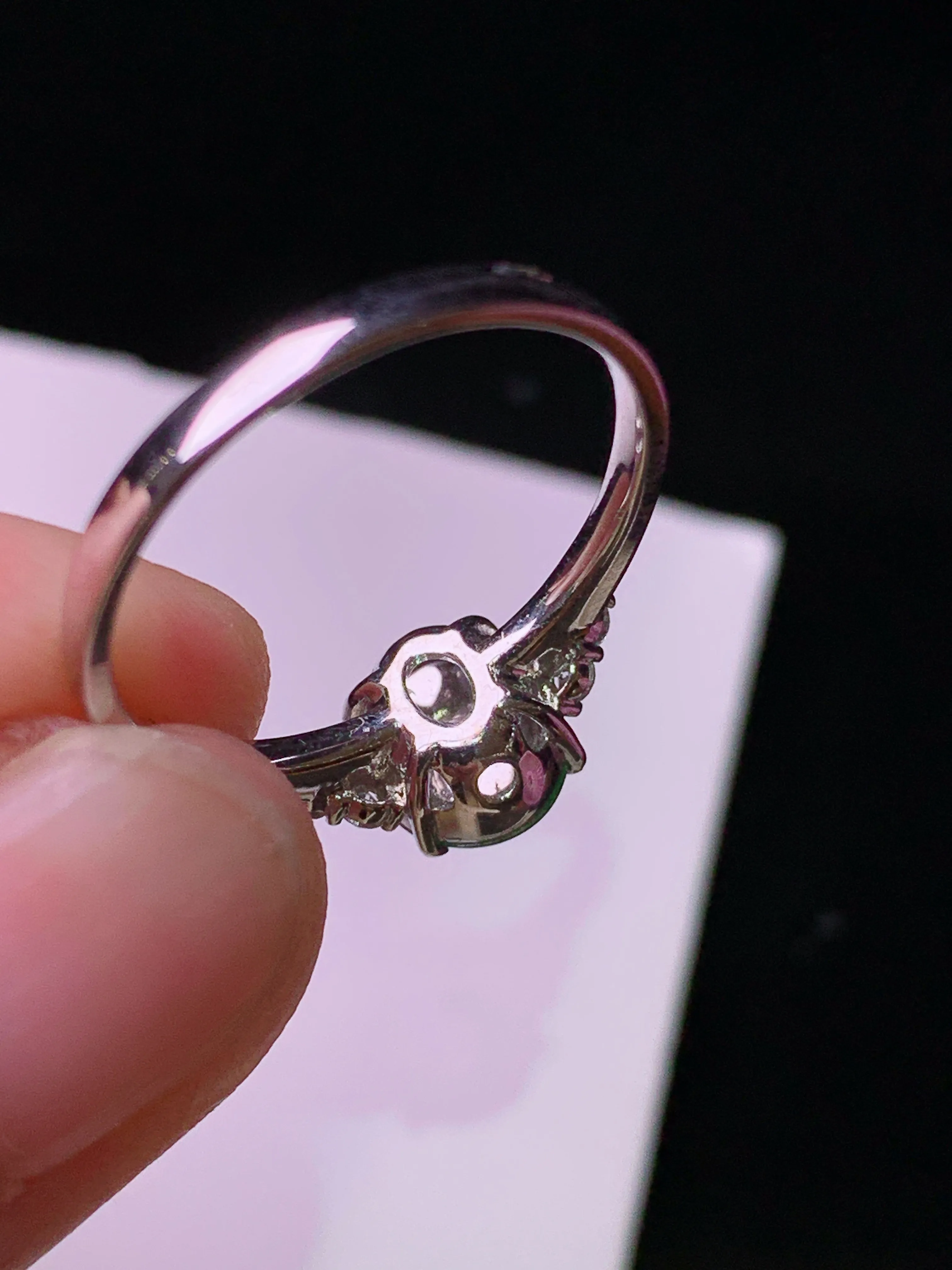 18k金钻镶嵌满绿蛋面戒指 玉质细腻 色泽艳丽清新 圈口13.5 裸石尺寸7.2*6.5*2.8