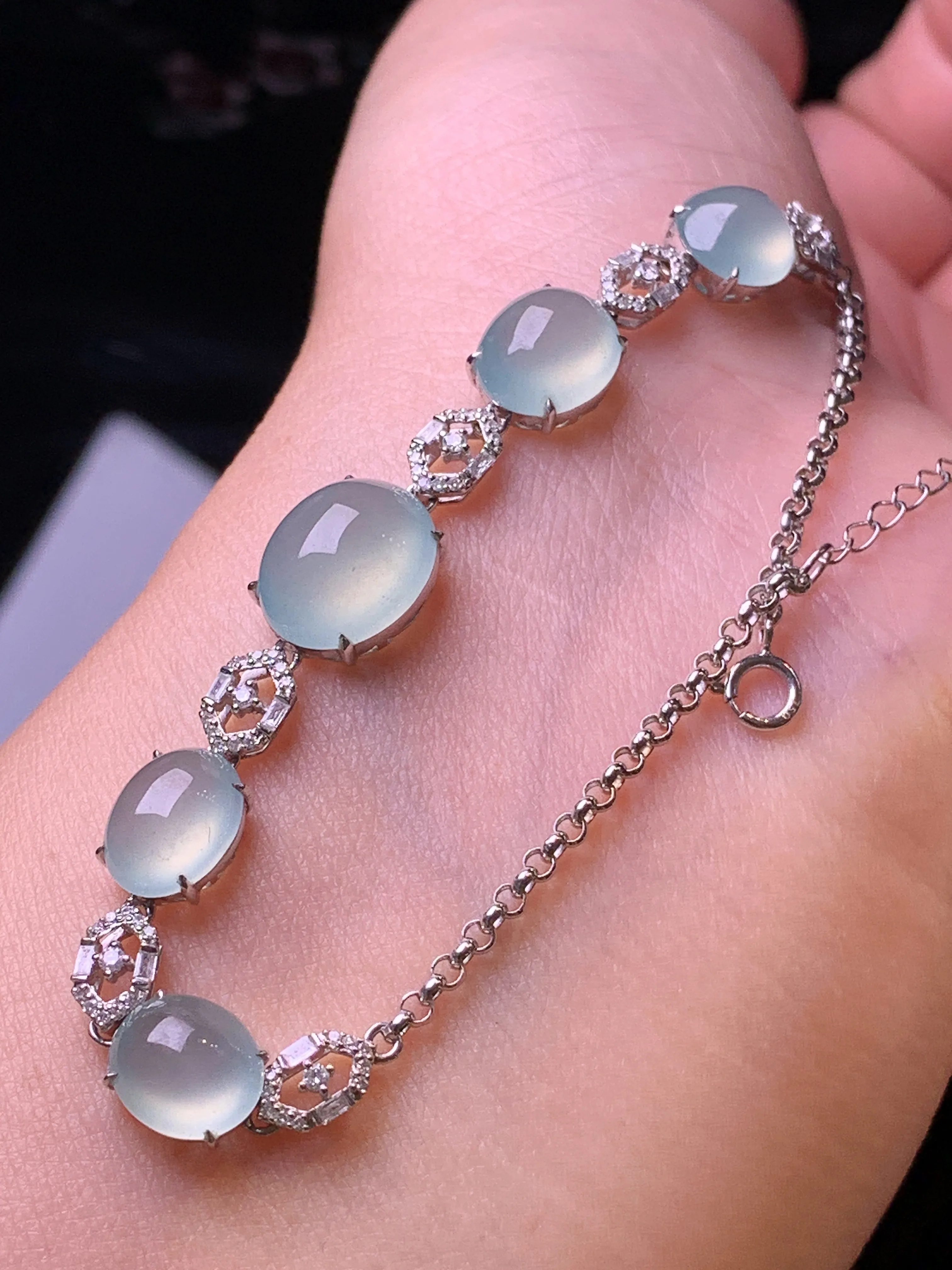 18k金钻镶嵌冰种浅绿蛋面手链 玉质细腻 色泽清新艳丽 整体尺寸87*9*6.8