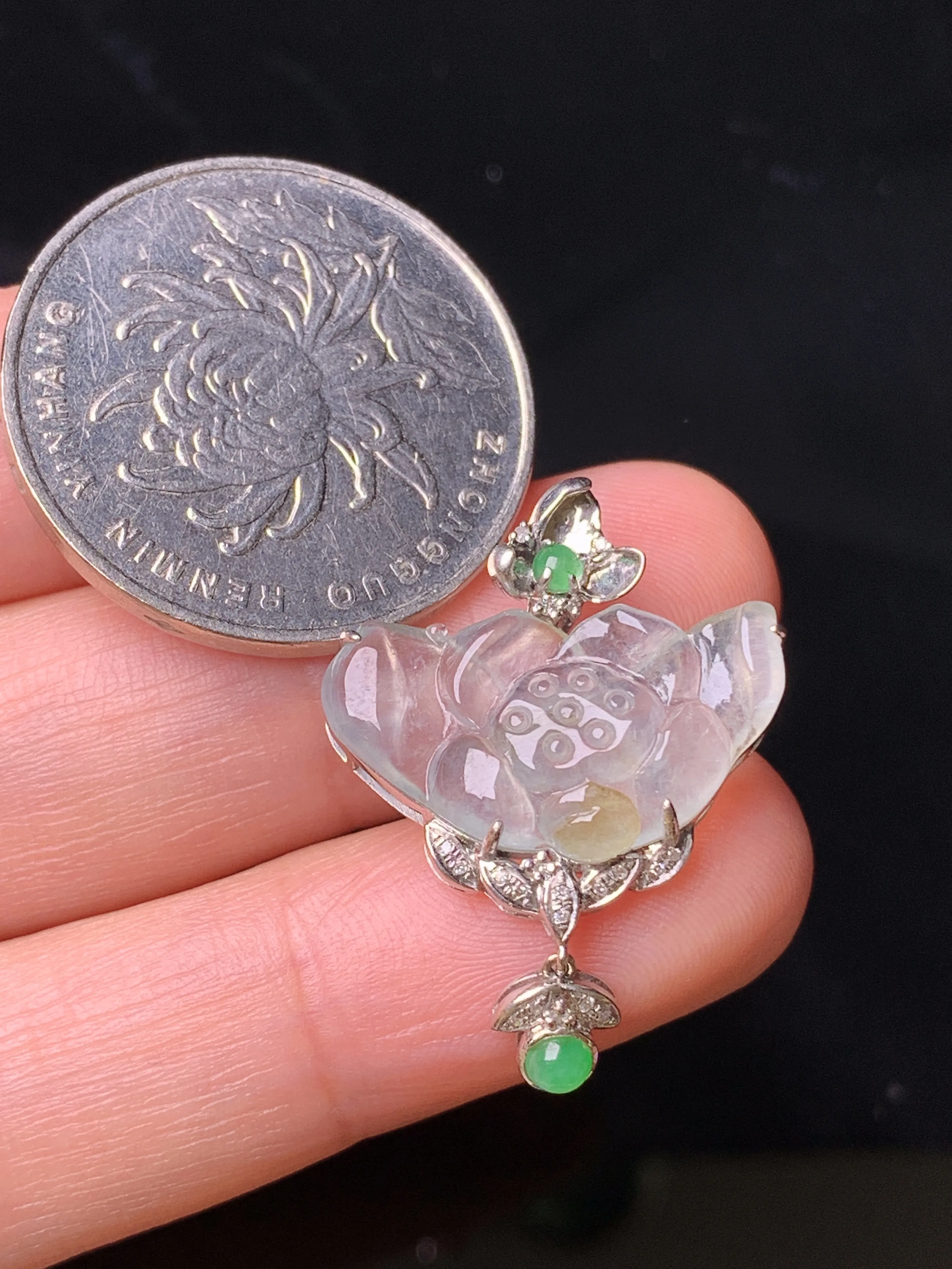 18k金钻镶嵌冰种莲花吊坠 玉质细腻 色泽艳丽清新 整体尺寸28*20.5*4.8