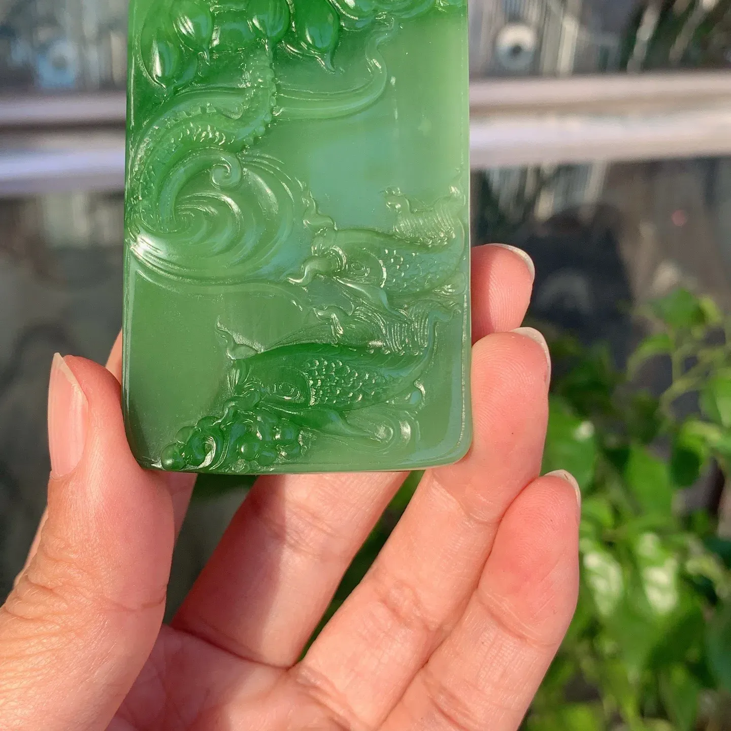 和田玉阳绿俄罗斯碧玉连年有余牌子挂件。尺寸72/43/10重71.8克。玉质细腻油润。手推出油。品相大气。lt251120