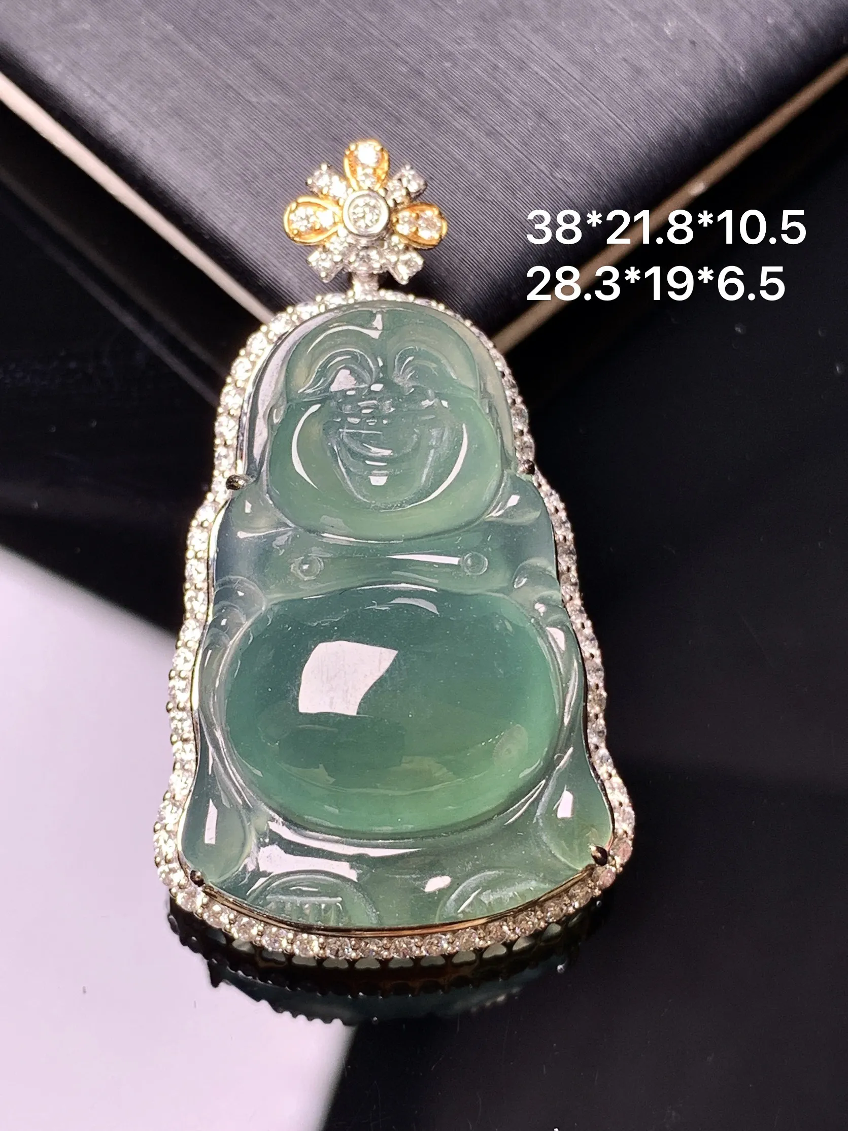 18k金钻镶嵌晴绿佛公吊坠 玉质细腻 色泽艳丽清新 整体尺寸38*21.8*10.5